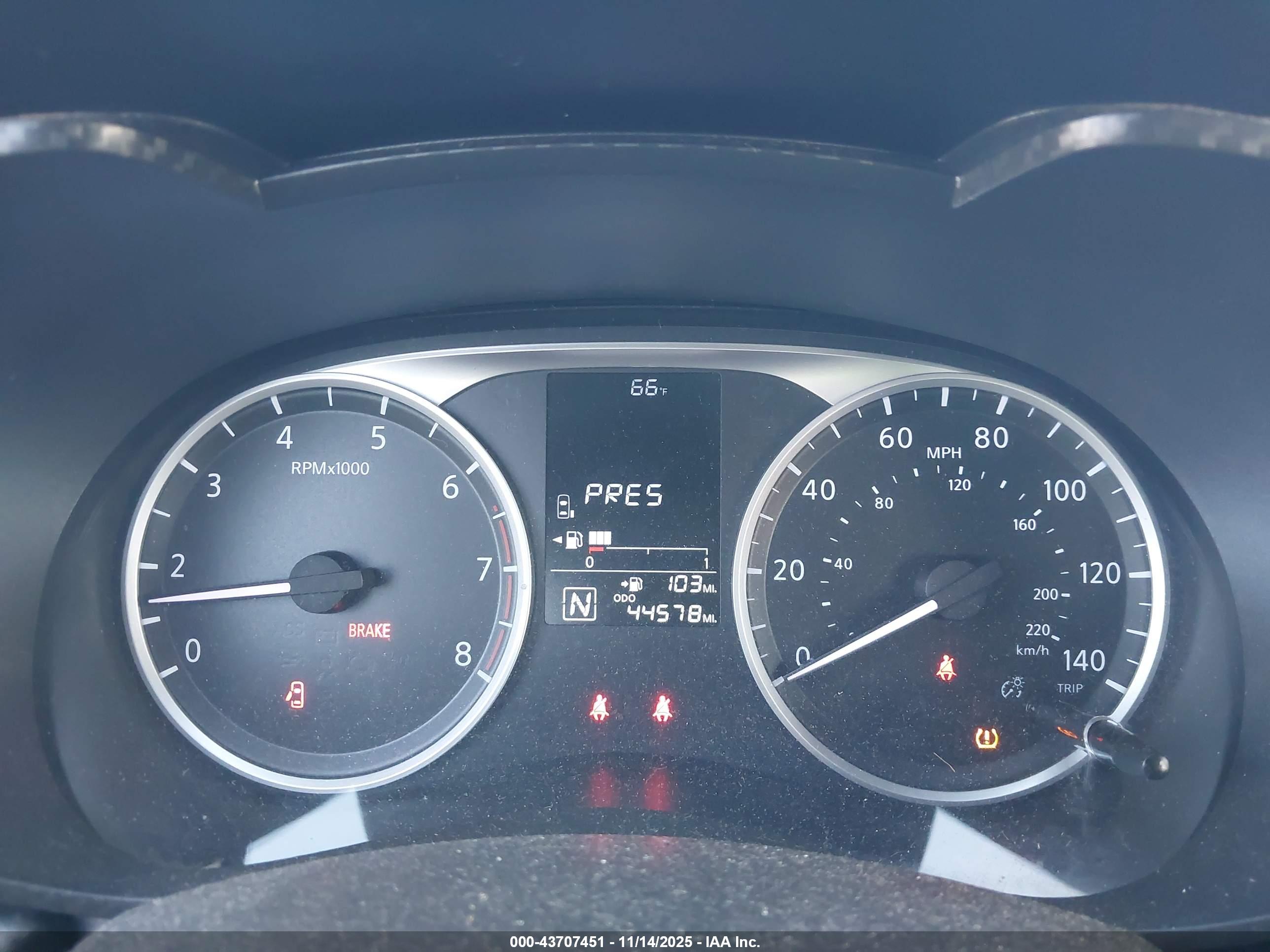 NISSAN VERSA image 7