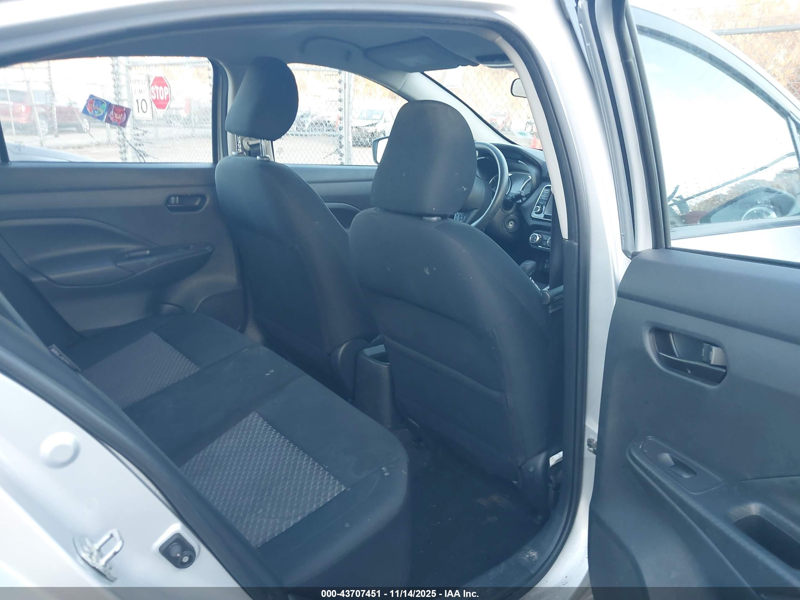 NISSAN VERSA image 8