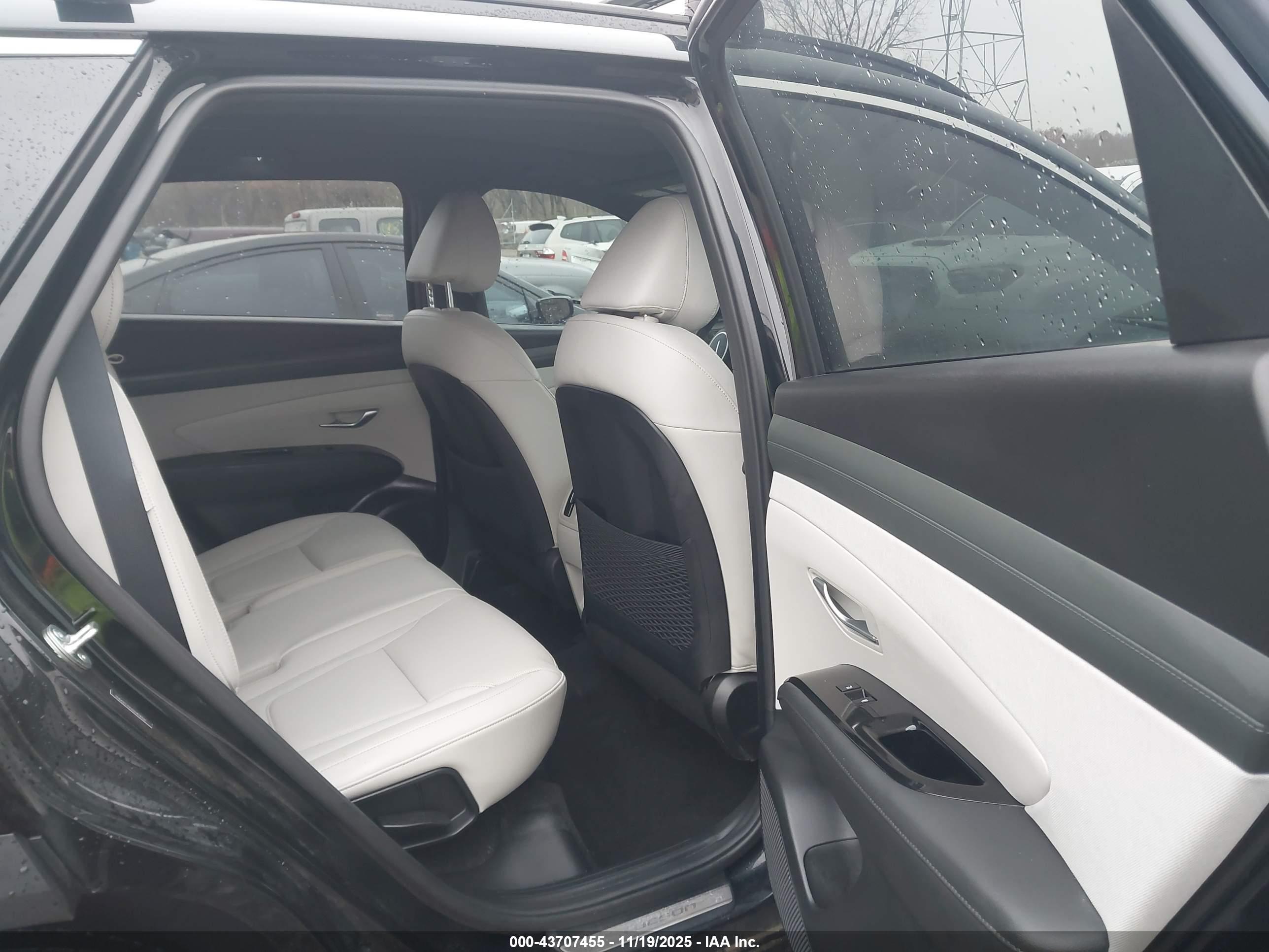 HYUNDAI TUCSON image 8