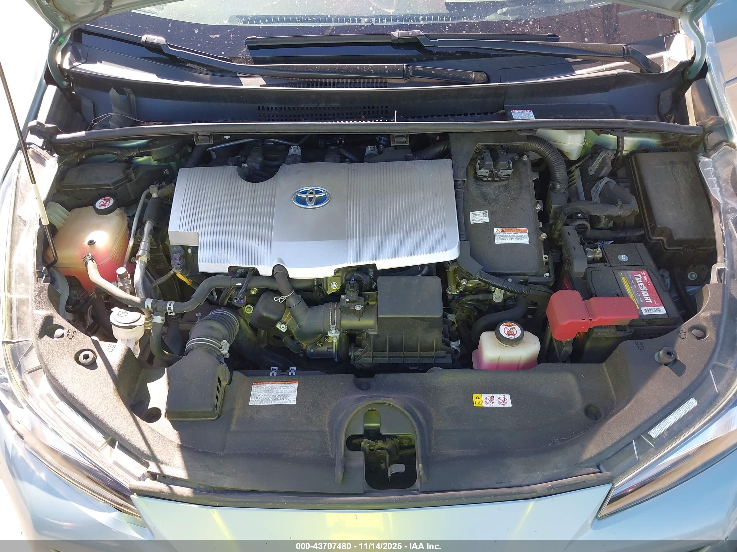 TOYOTA PRIUS image 10