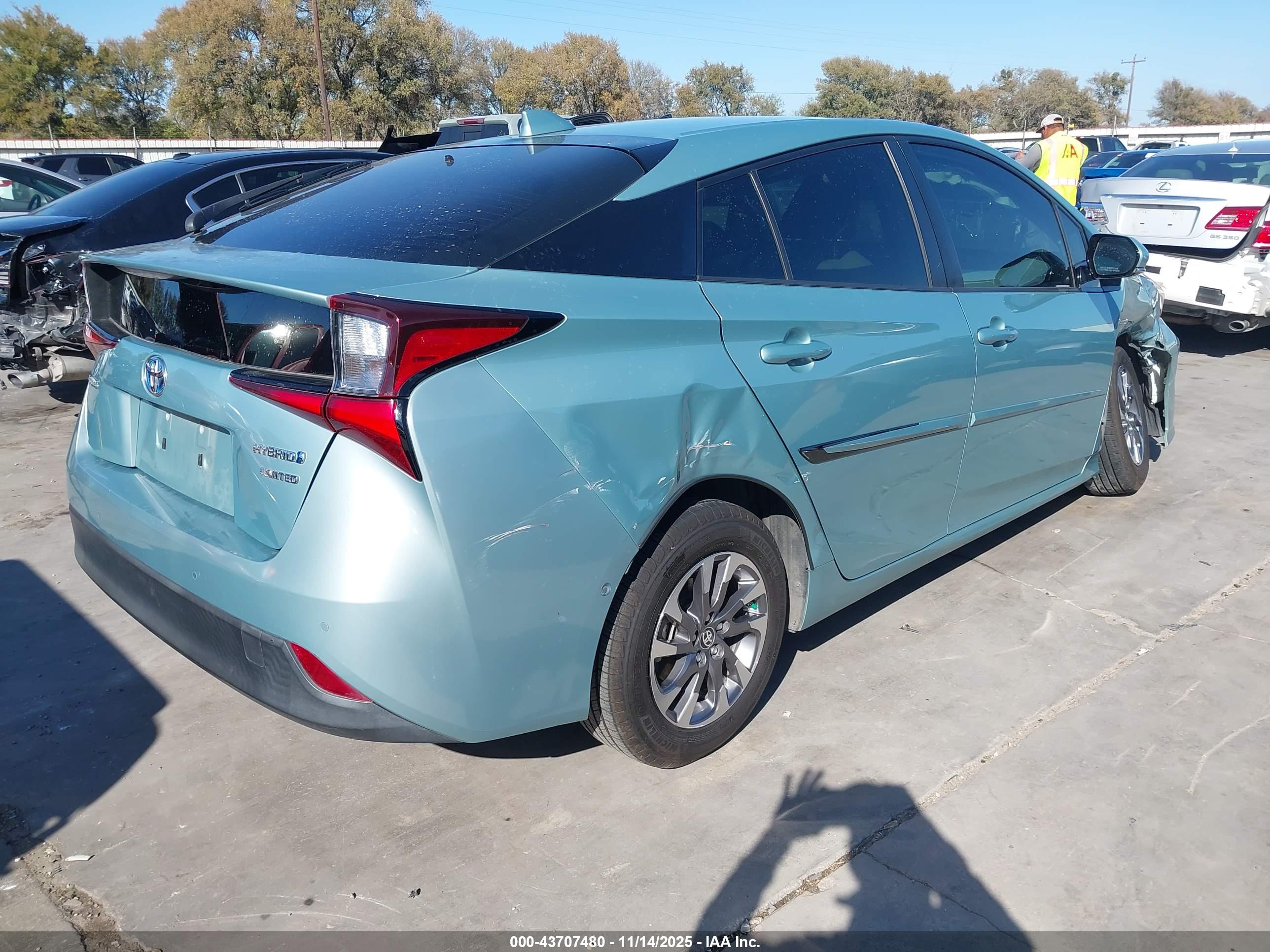 TOYOTA PRIUS image 4