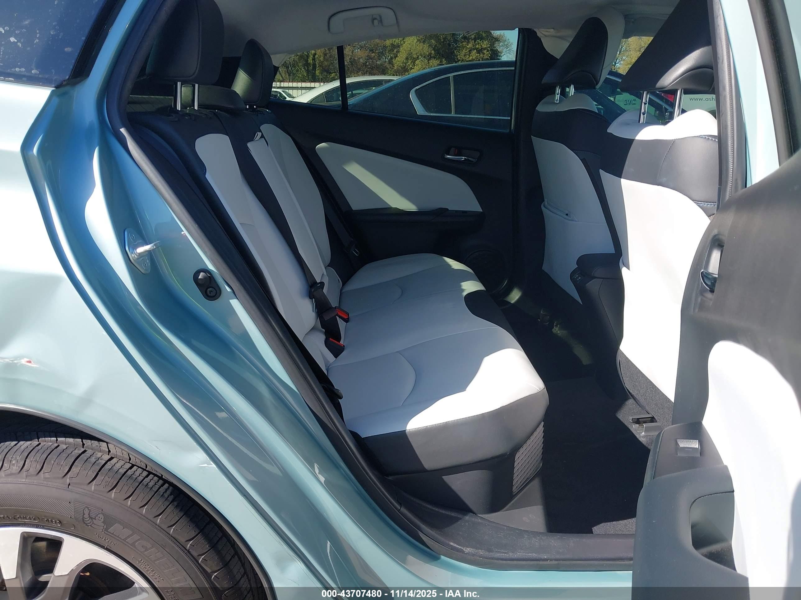 TOYOTA PRIUS image 8
