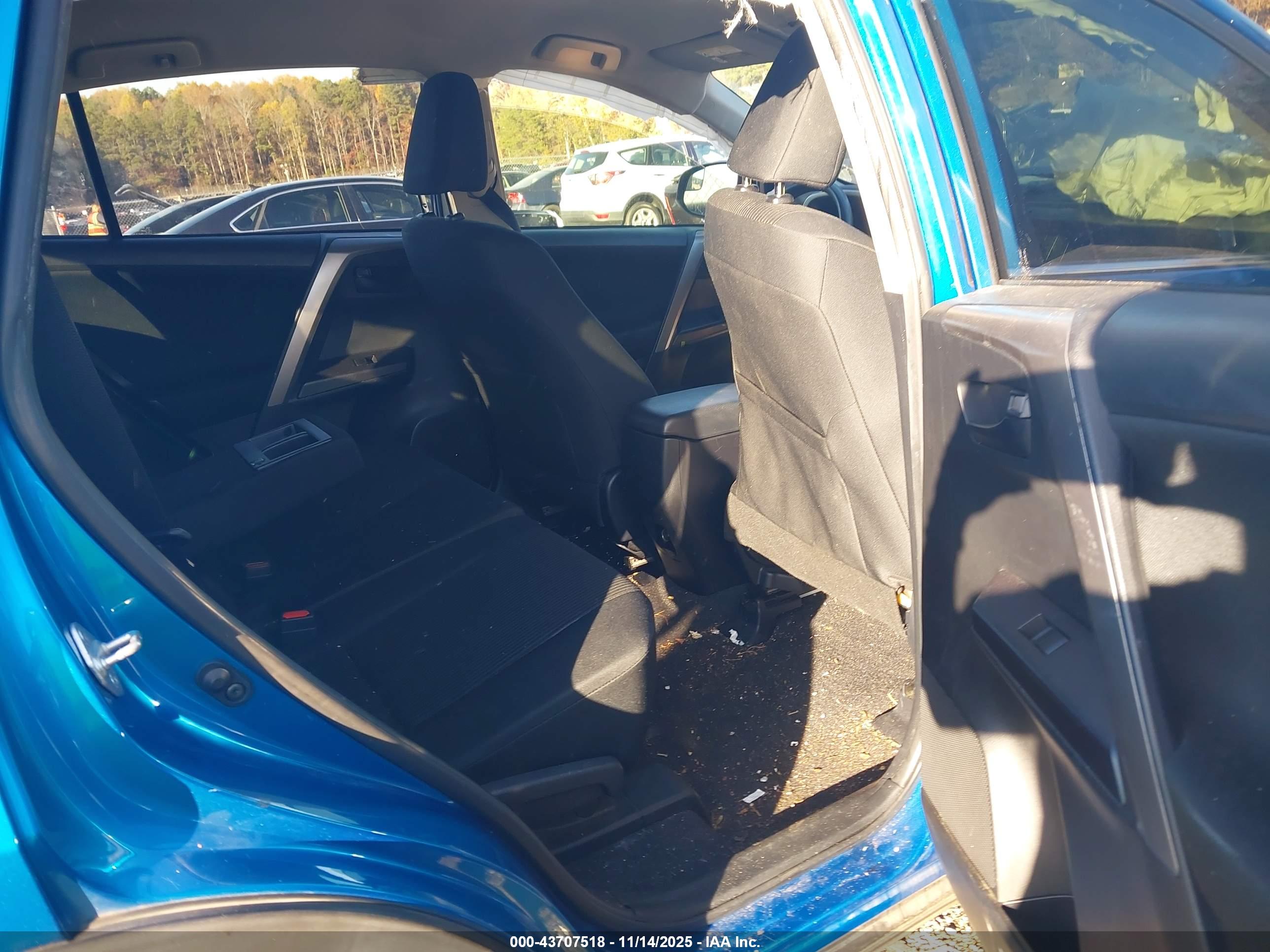 TOYOTA RAV4 image 8