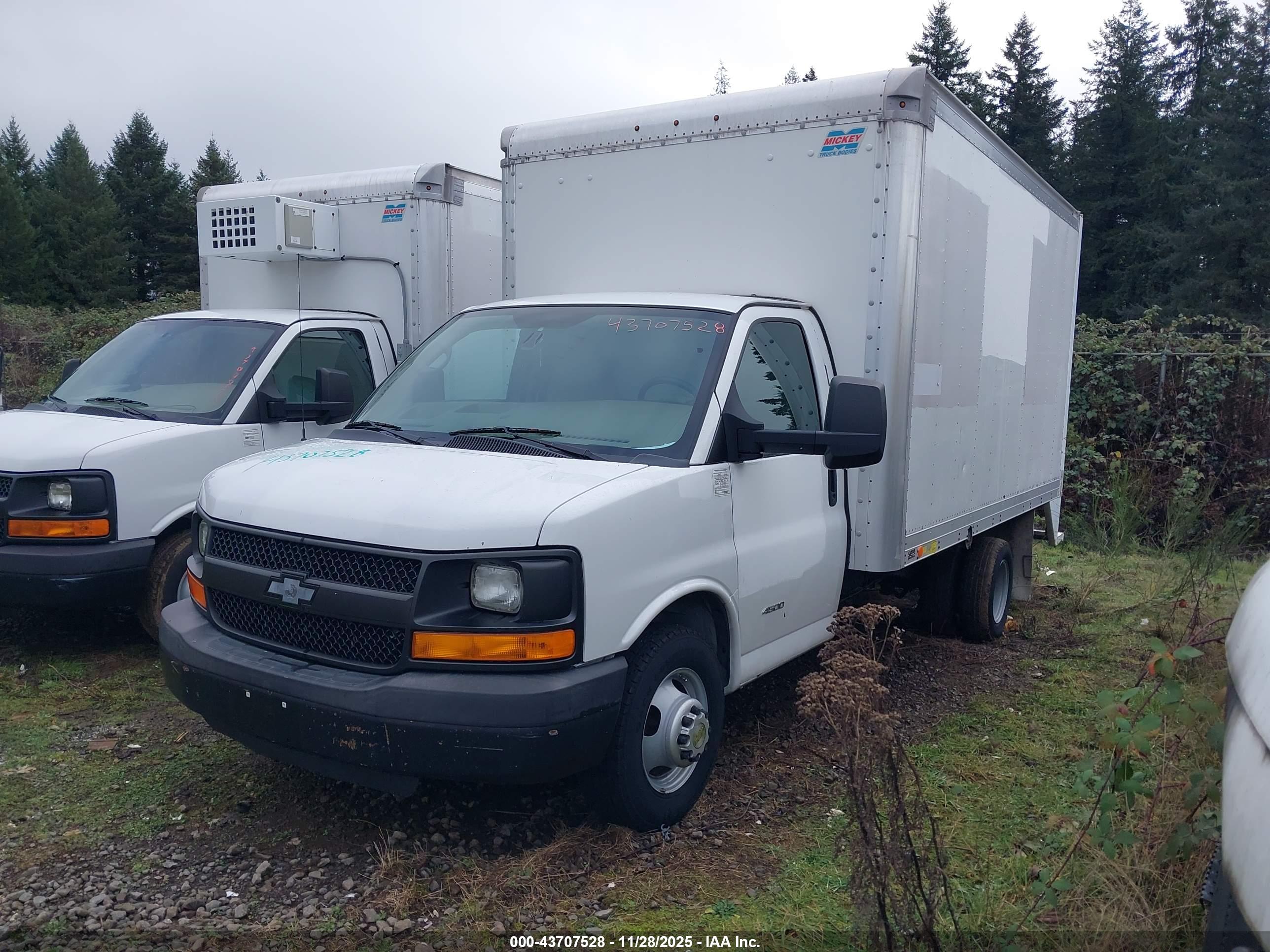 CHEVROLET EXPRESS image 2