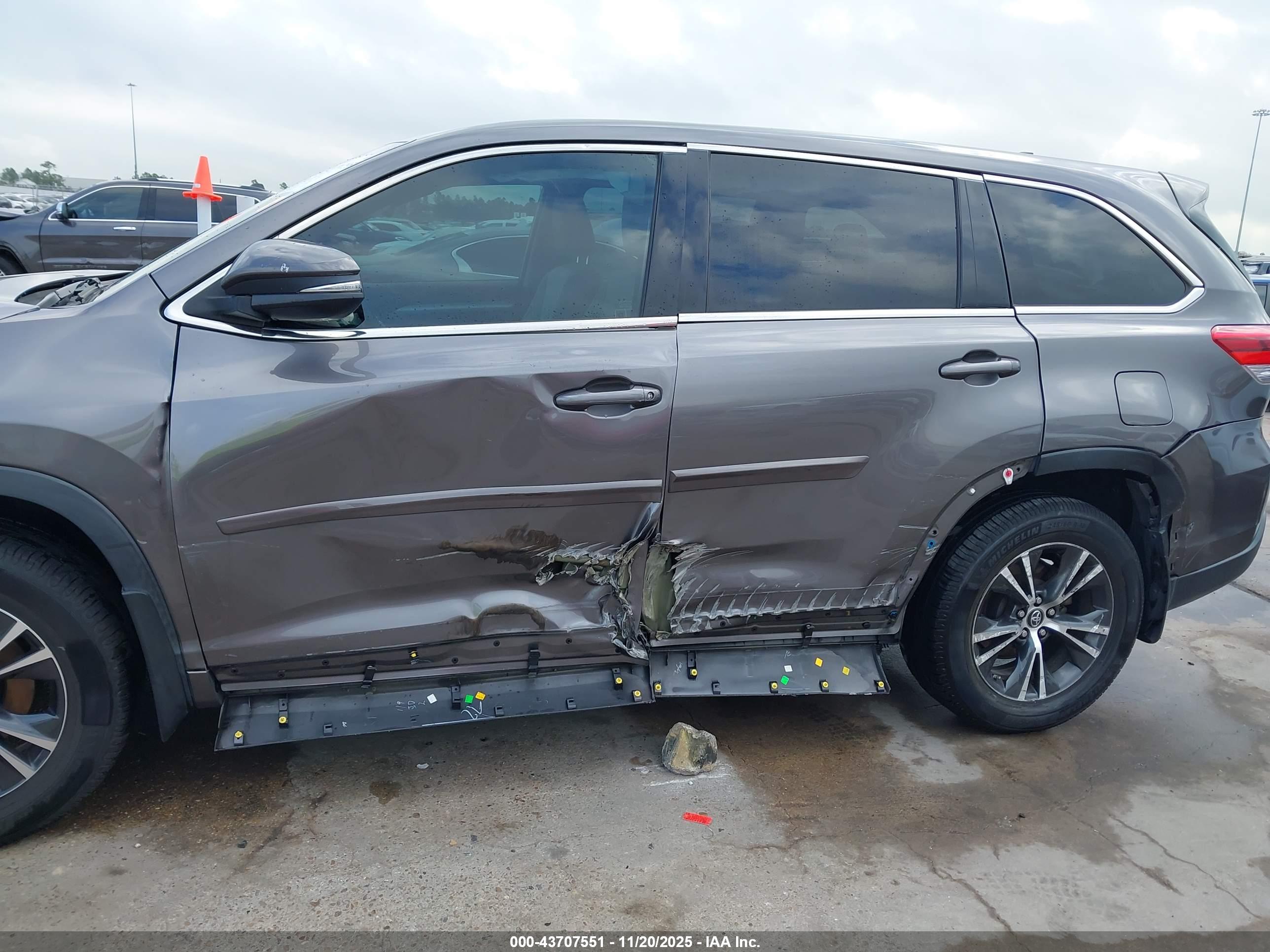 TOYOTA HIGHLANDER image 6