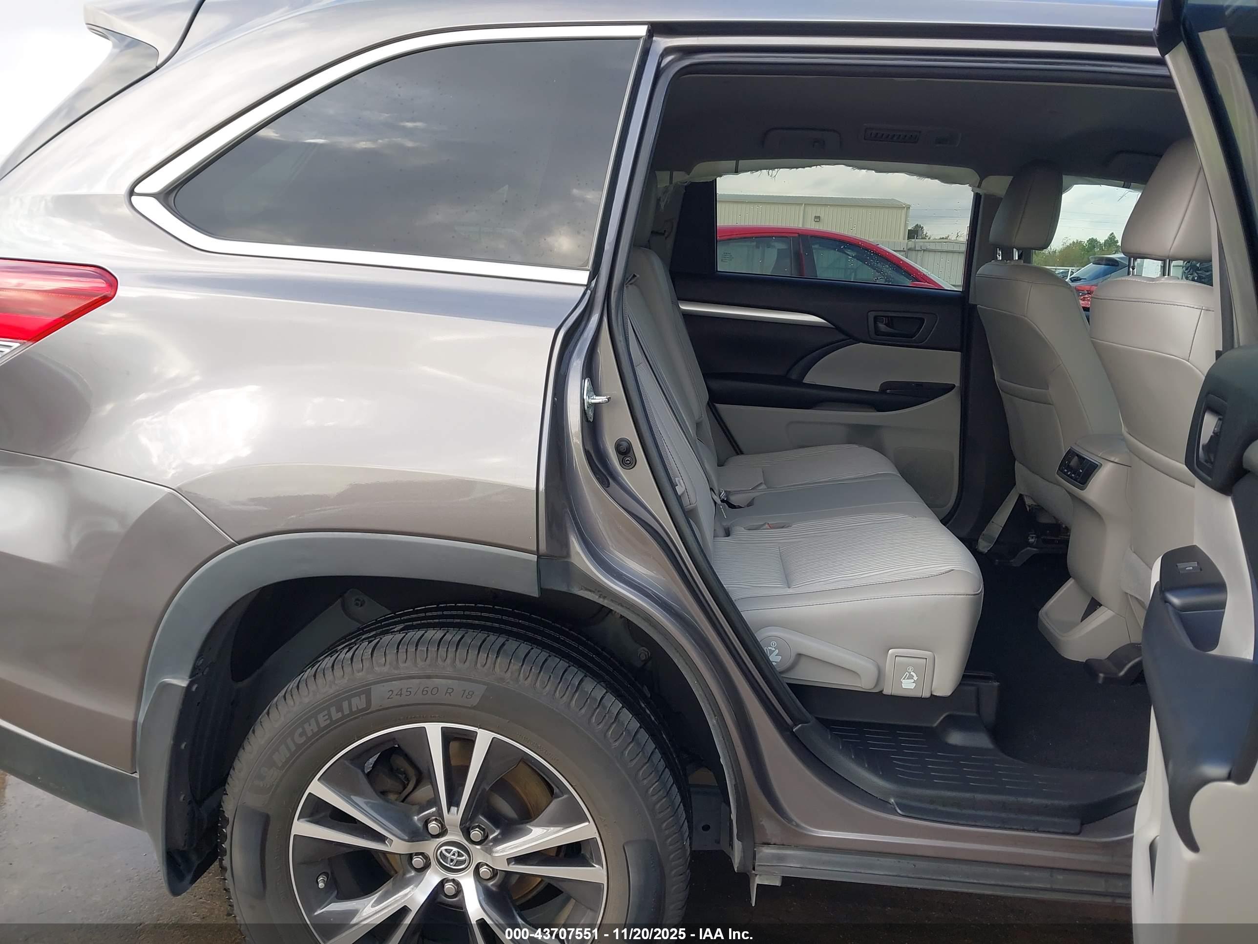 TOYOTA HIGHLANDER image 8