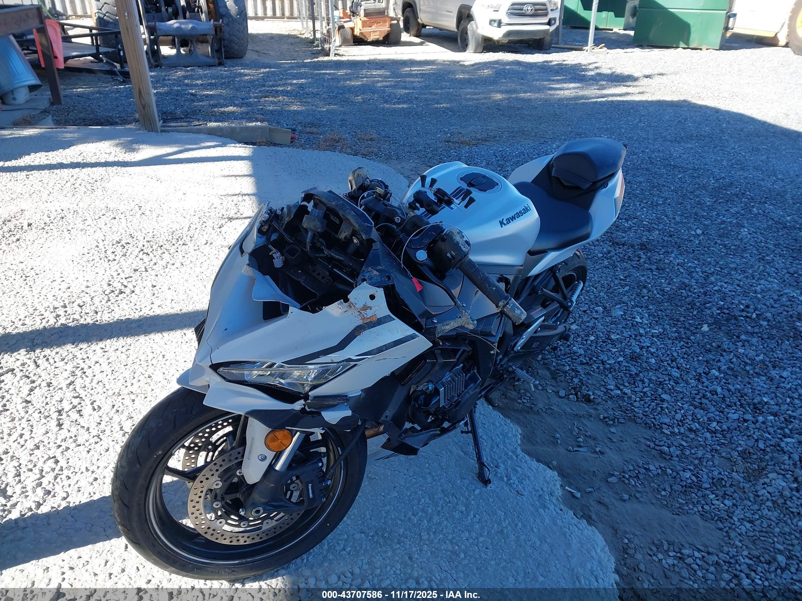 KAWASAKI ZX400 image 2