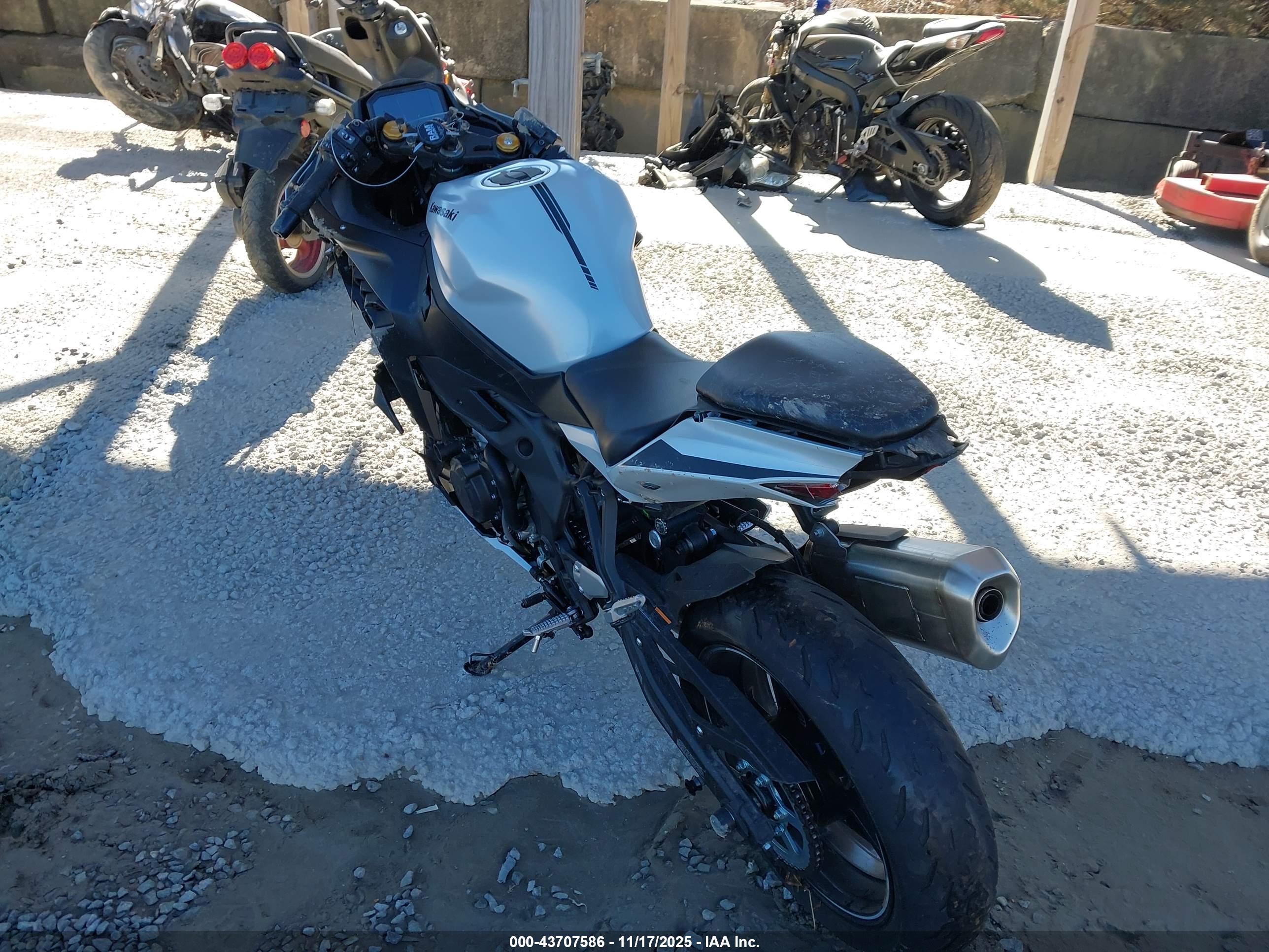 KAWASAKI ZX400 image 3