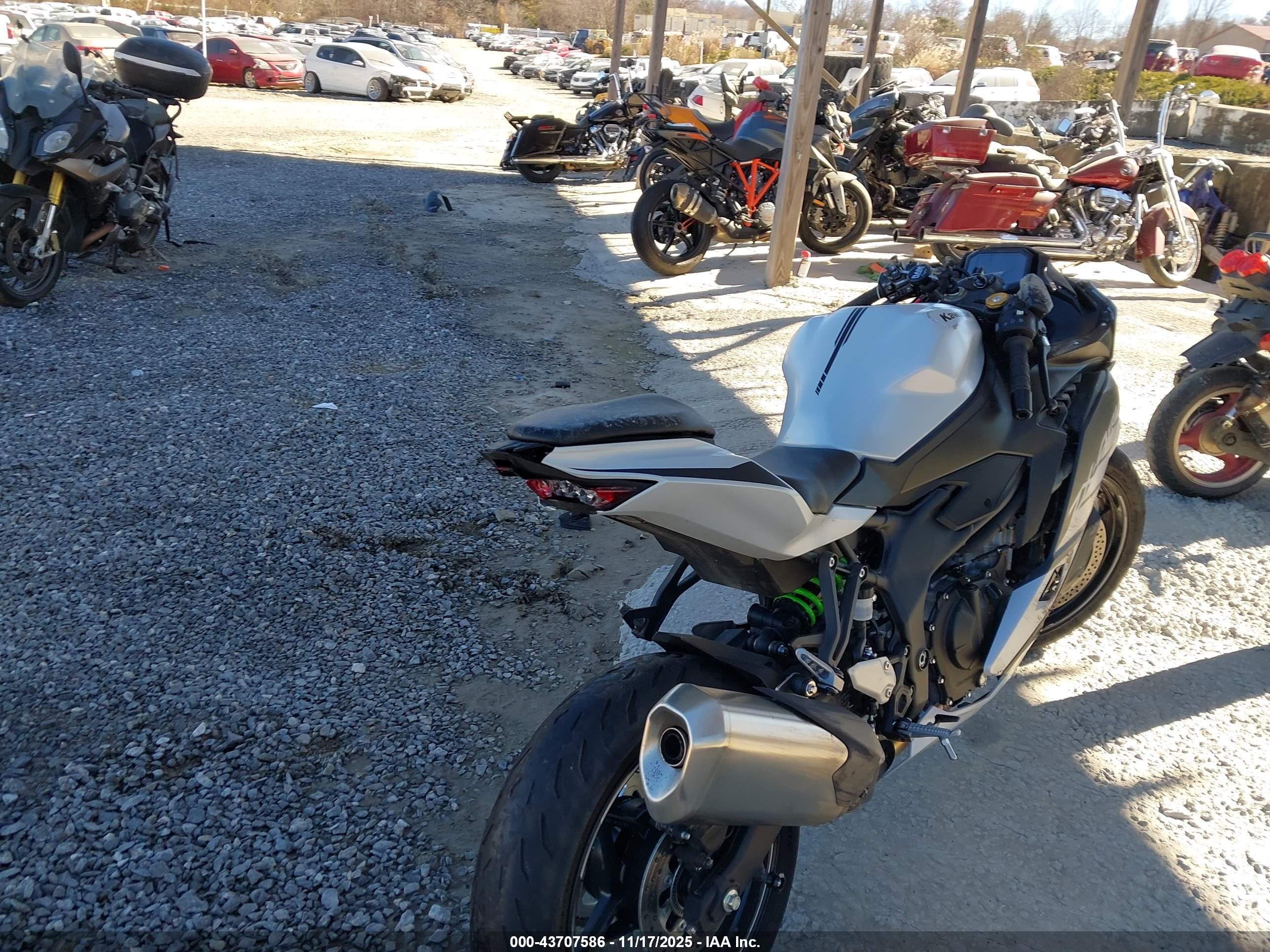 KAWASAKI ZX400 image 4