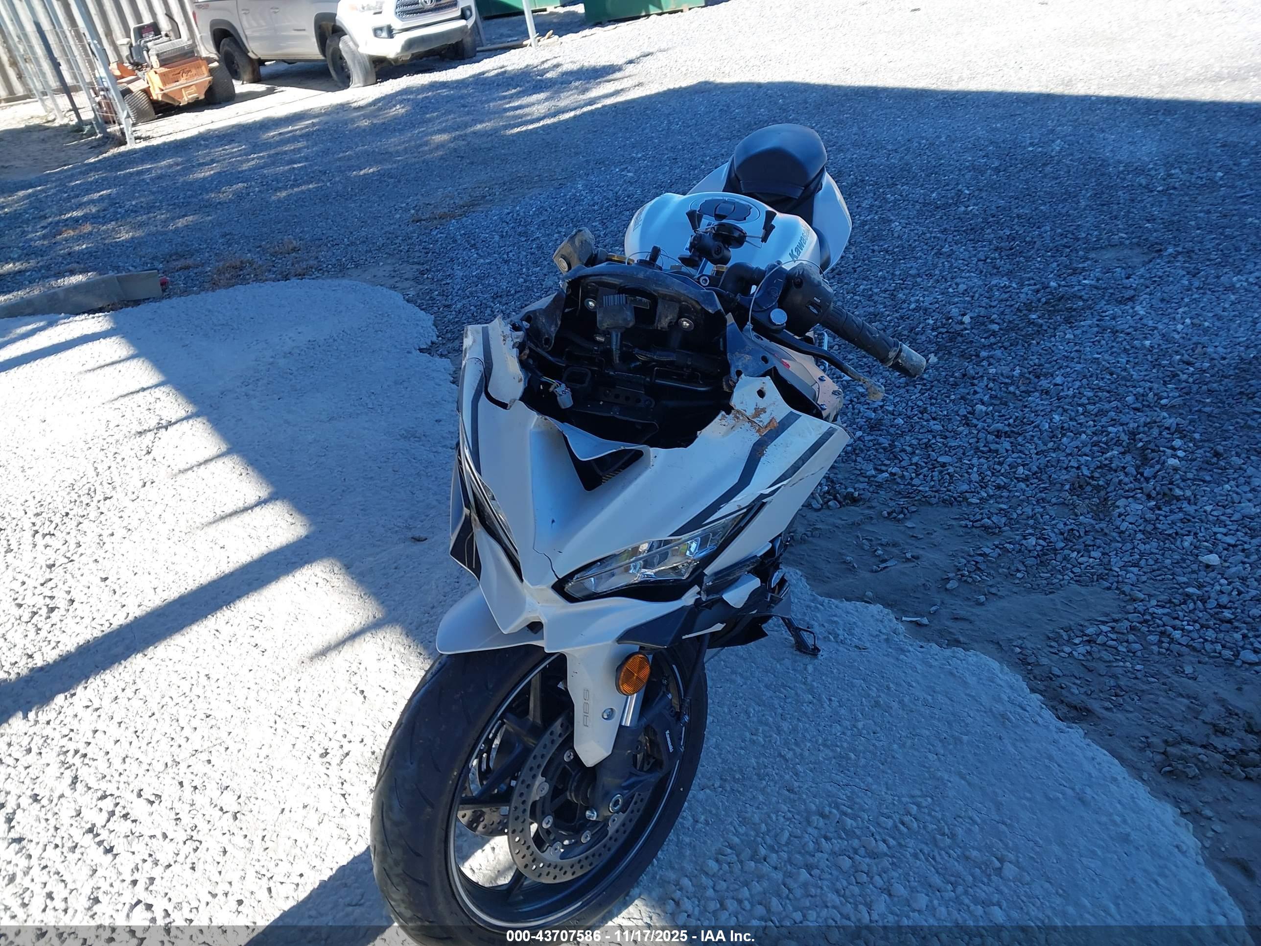 KAWASAKI ZX400 image 5