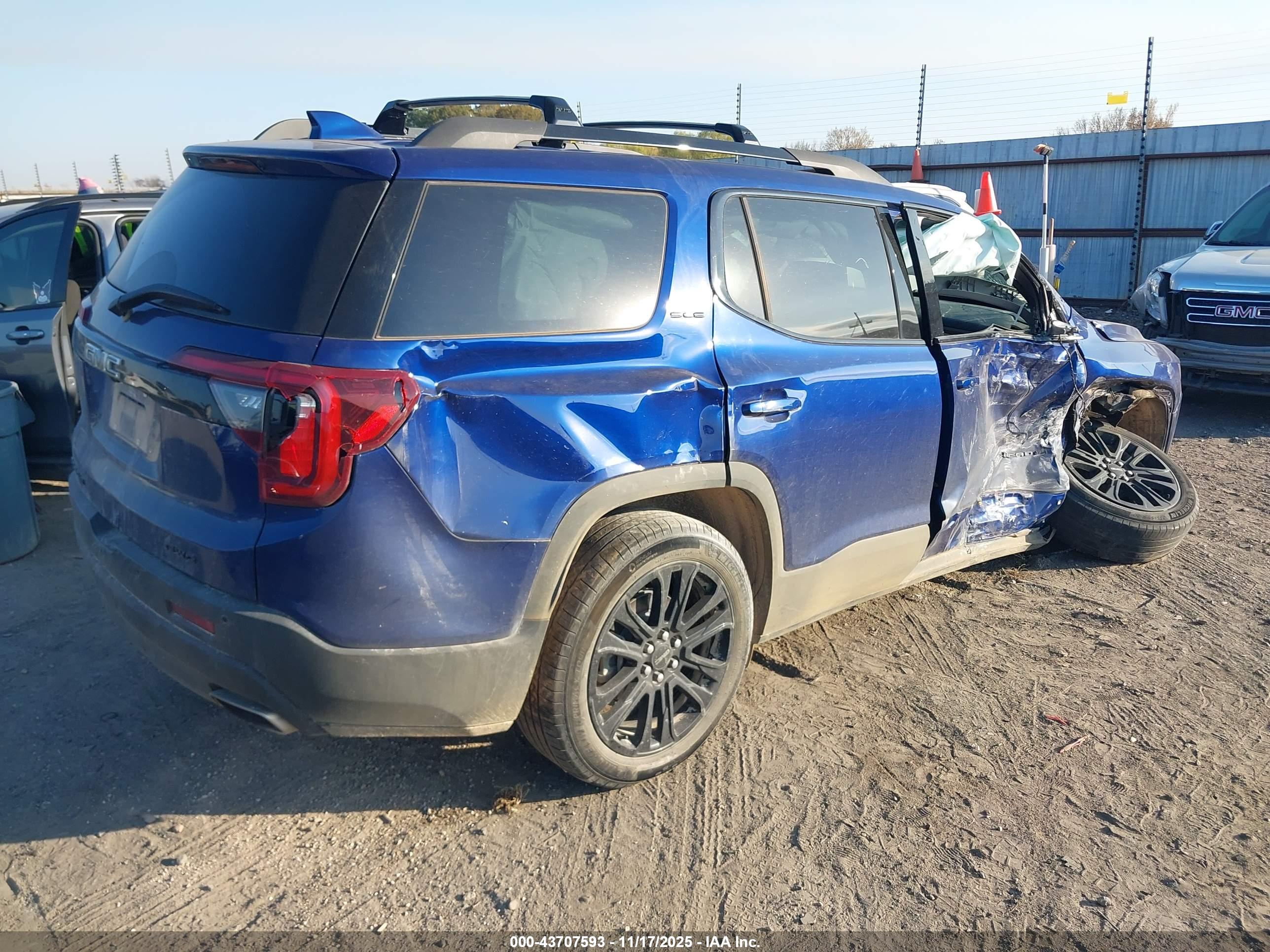 GMC ACADIA image 4