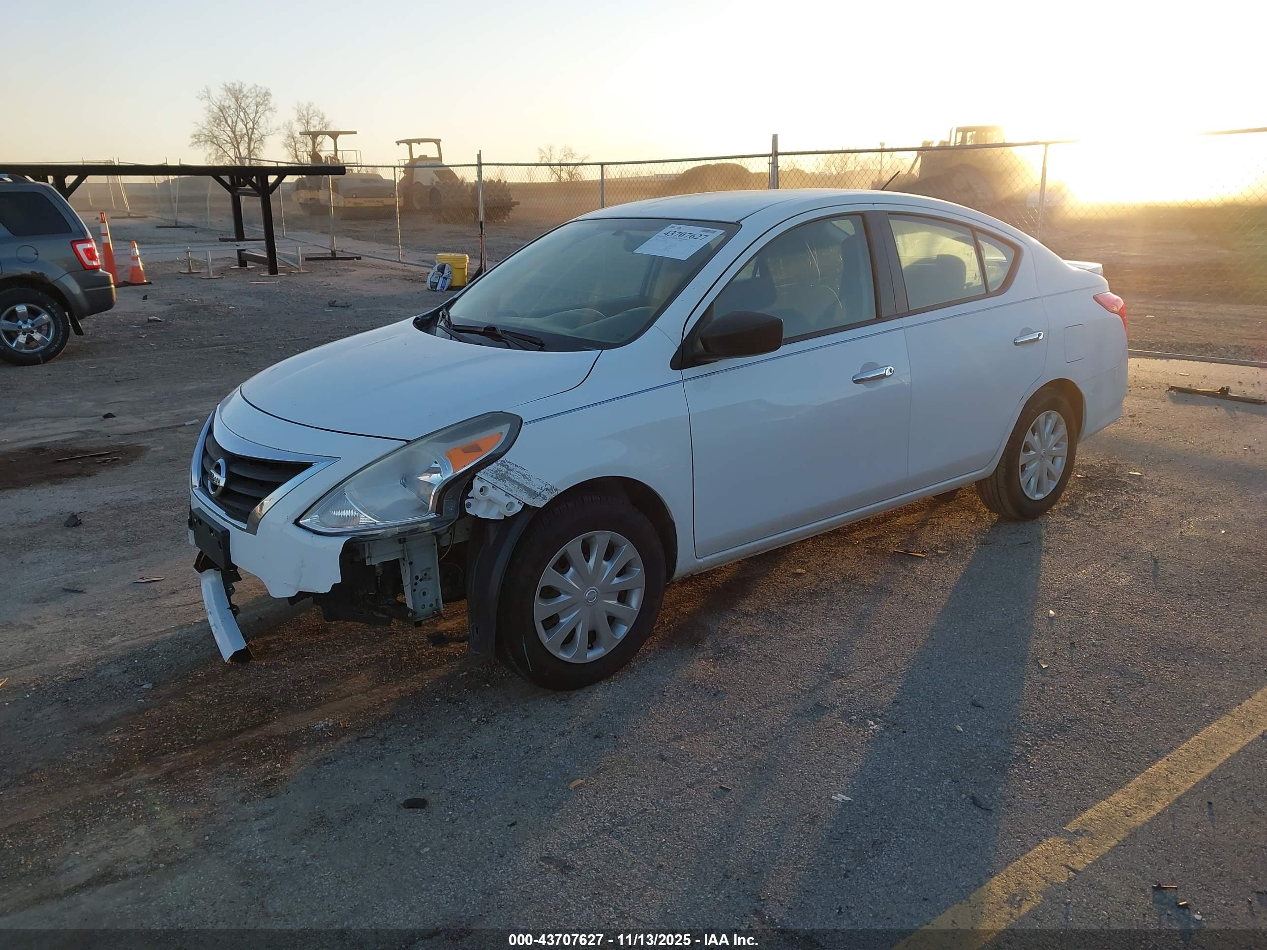 NISSAN VERSA image 2