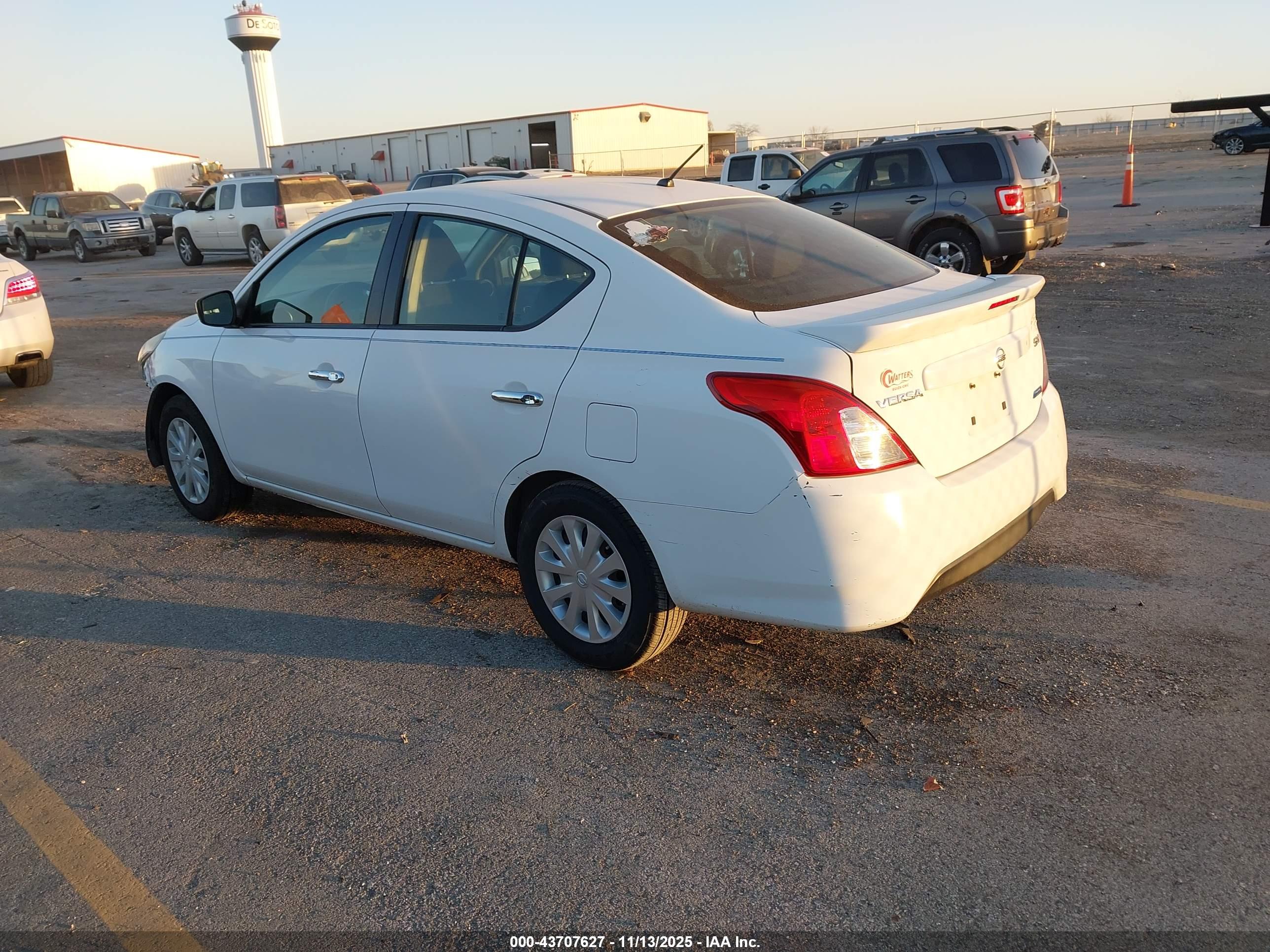 NISSAN VERSA image 3