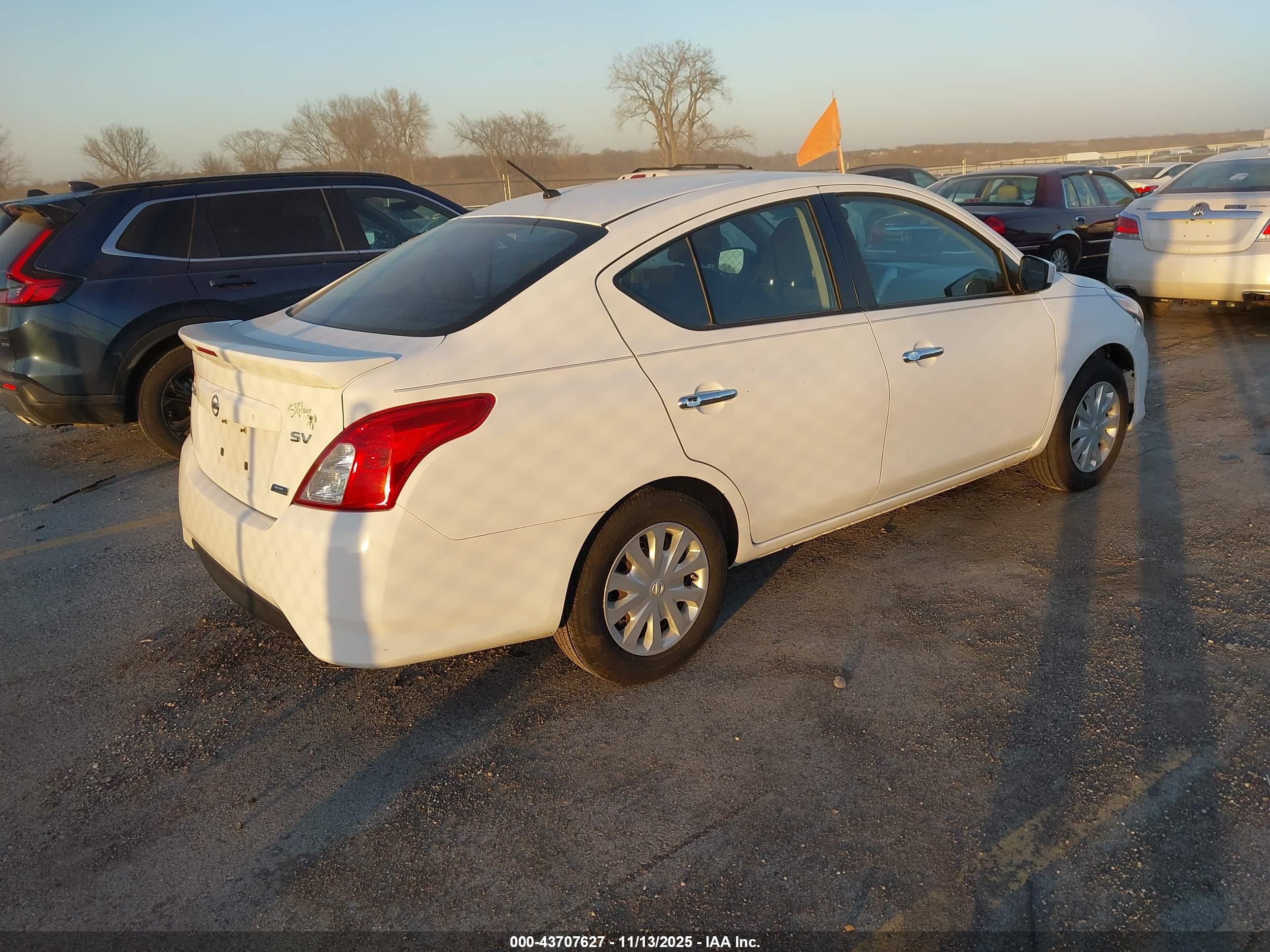 NISSAN VERSA image 4