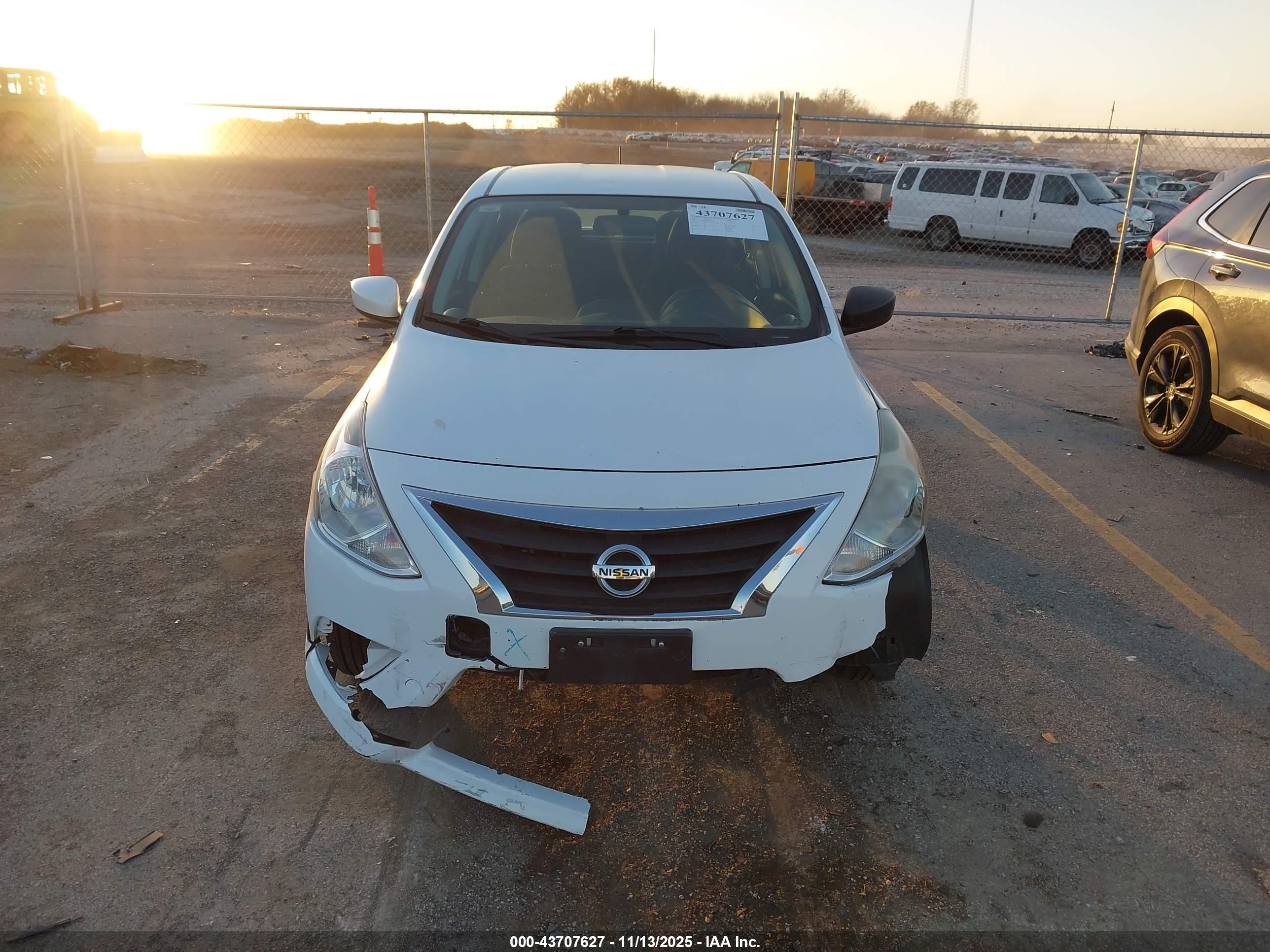 NISSAN VERSA image 6