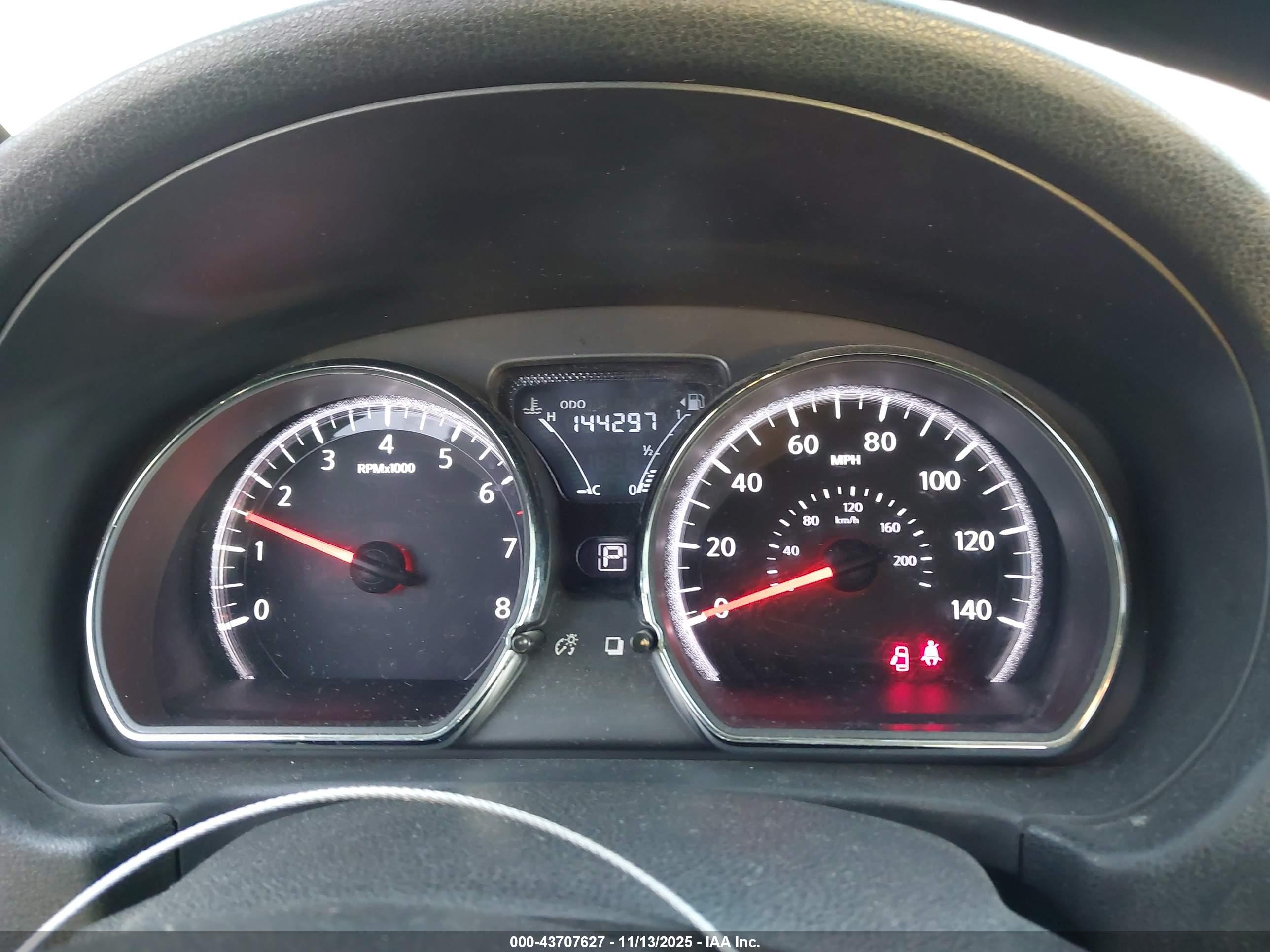 NISSAN VERSA image 7