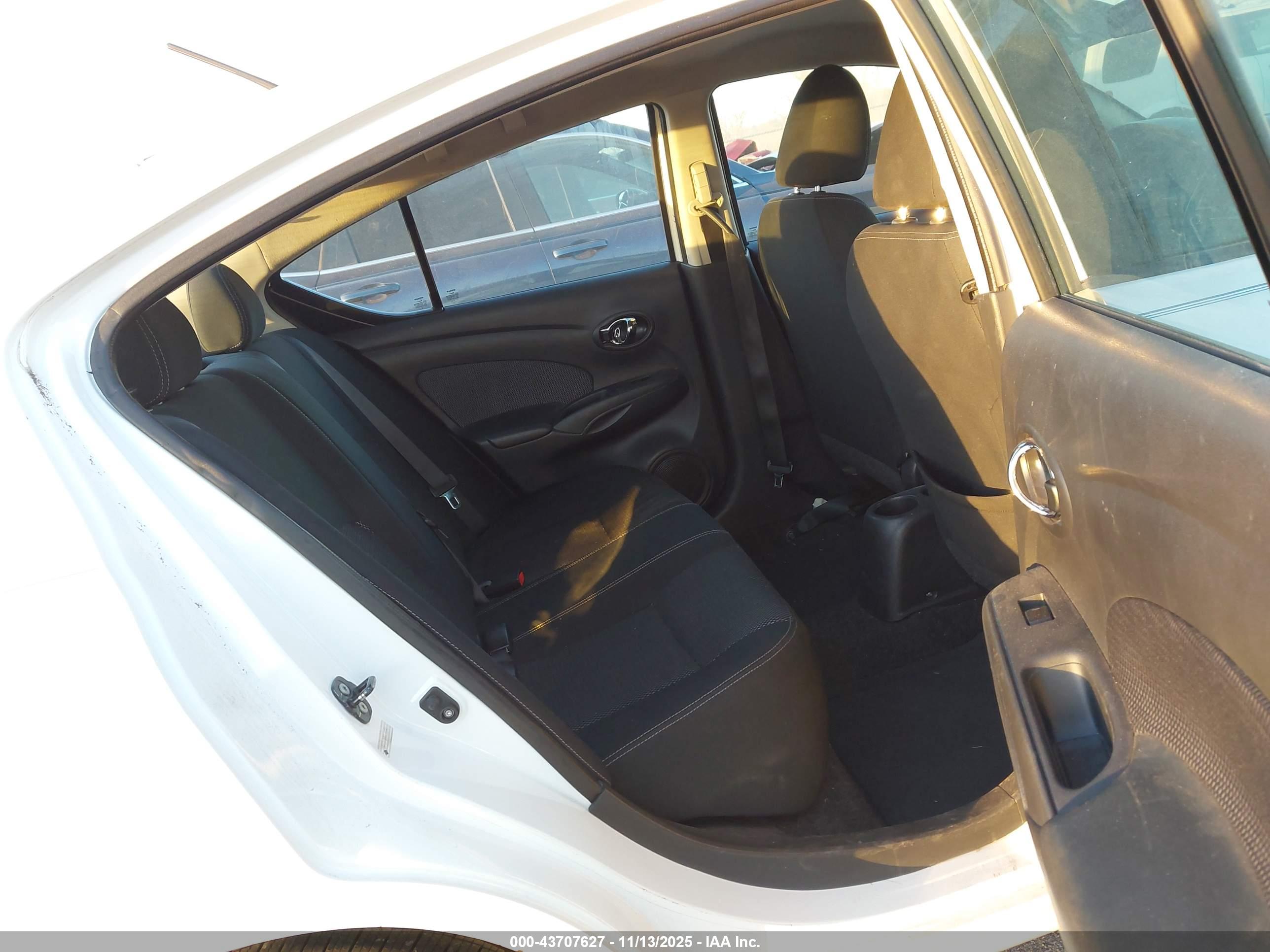NISSAN VERSA image 8