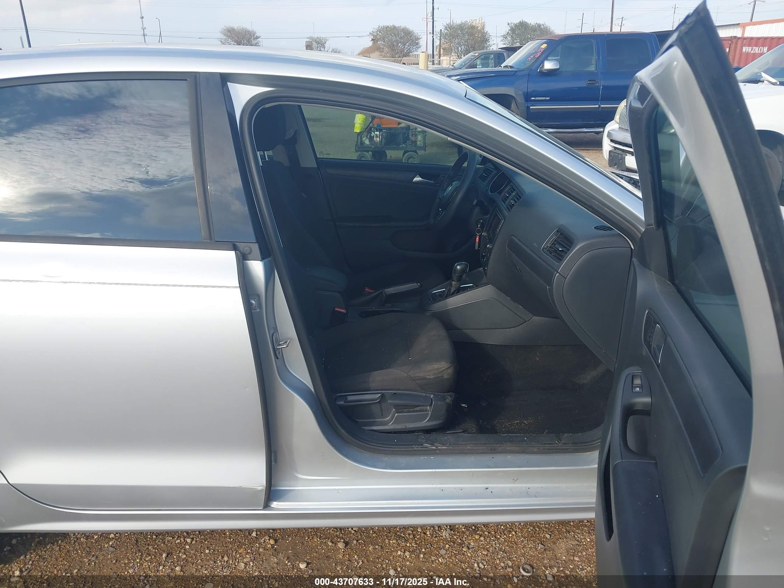 VOLKSWAGEN JETTA image 5