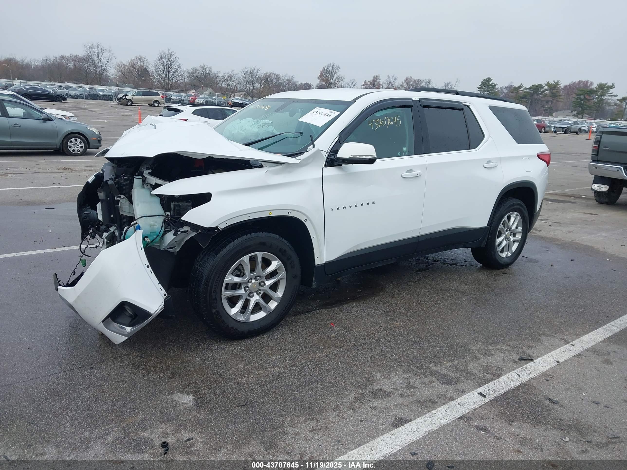 CHEVROLET TRAVERSE image 2