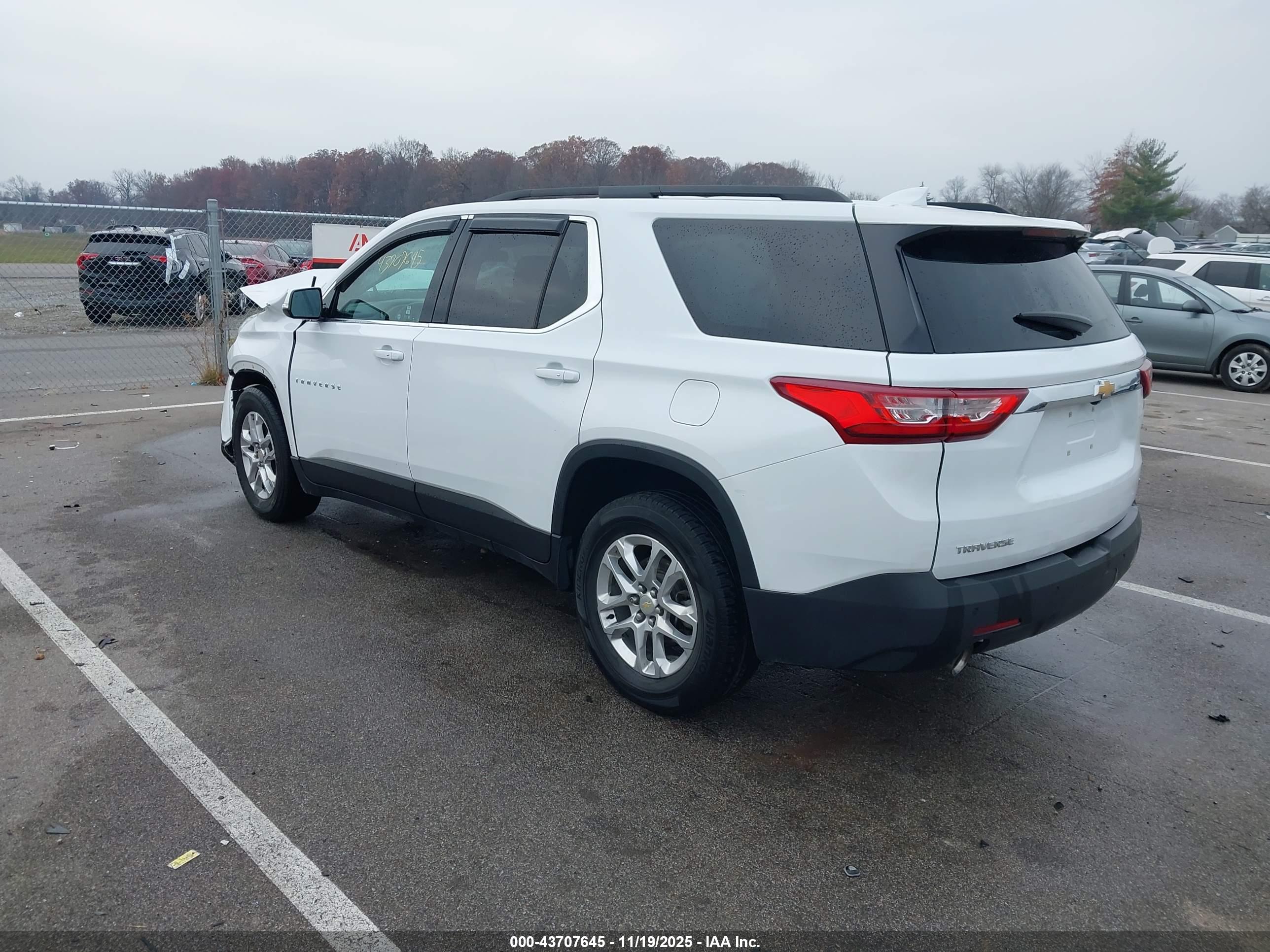 CHEVROLET TRAVERSE image 3