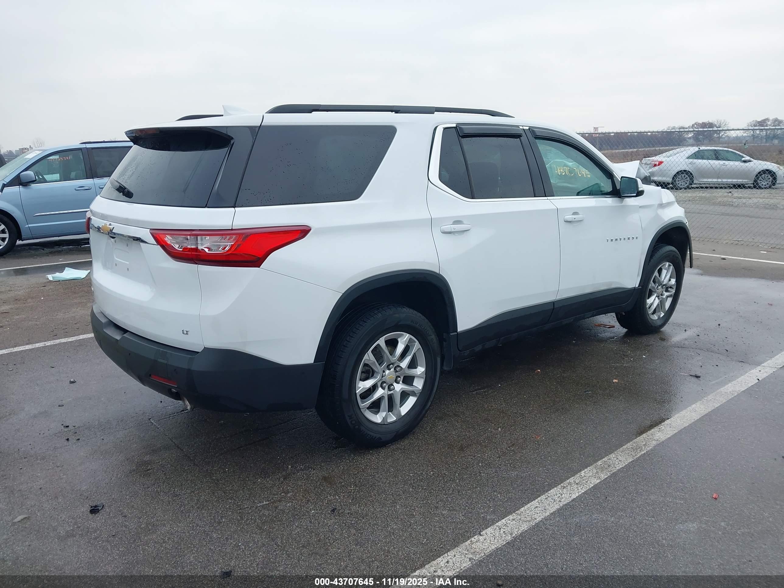 CHEVROLET TRAVERSE image 4