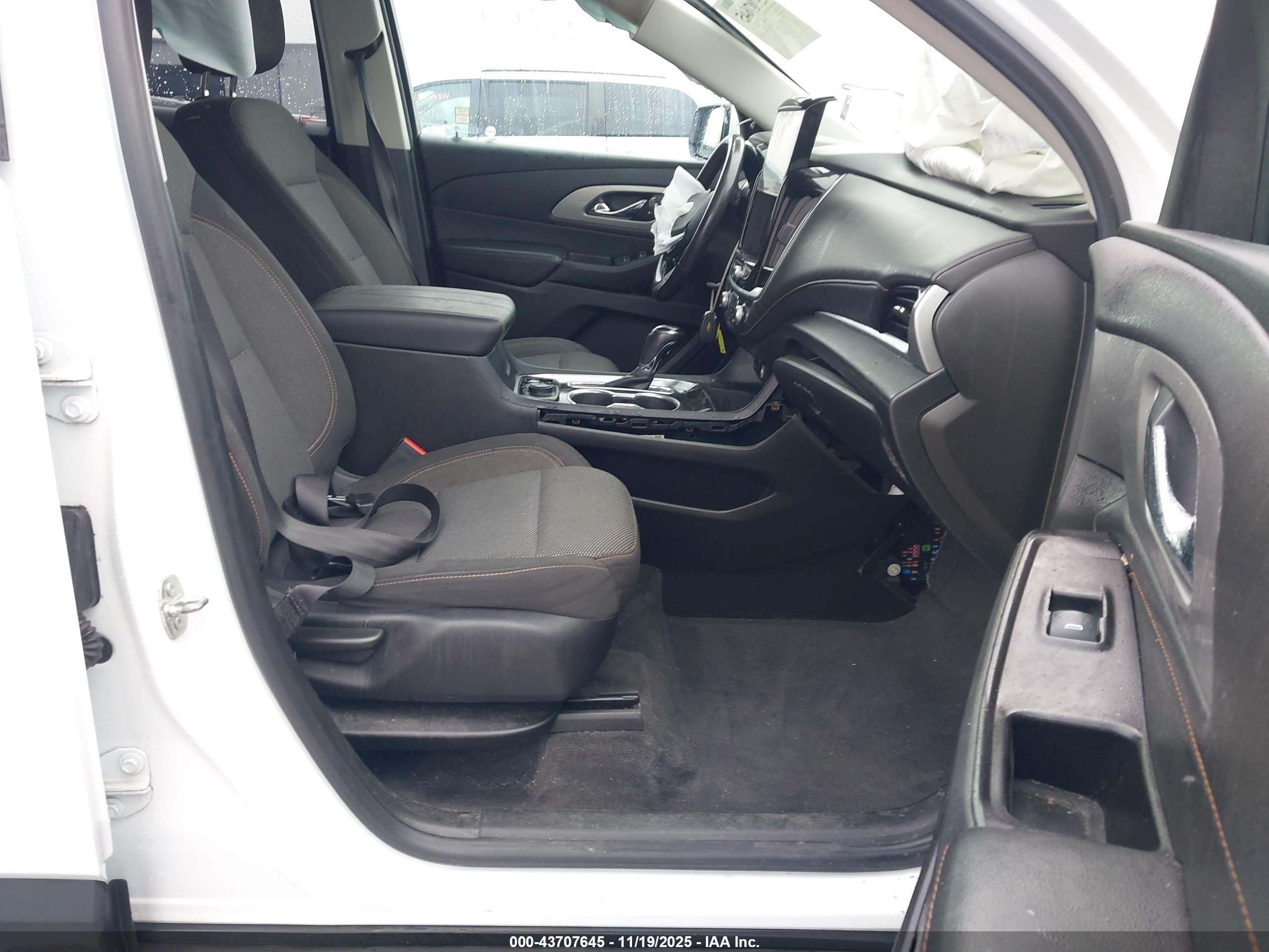 CHEVROLET TRAVERSE image 5