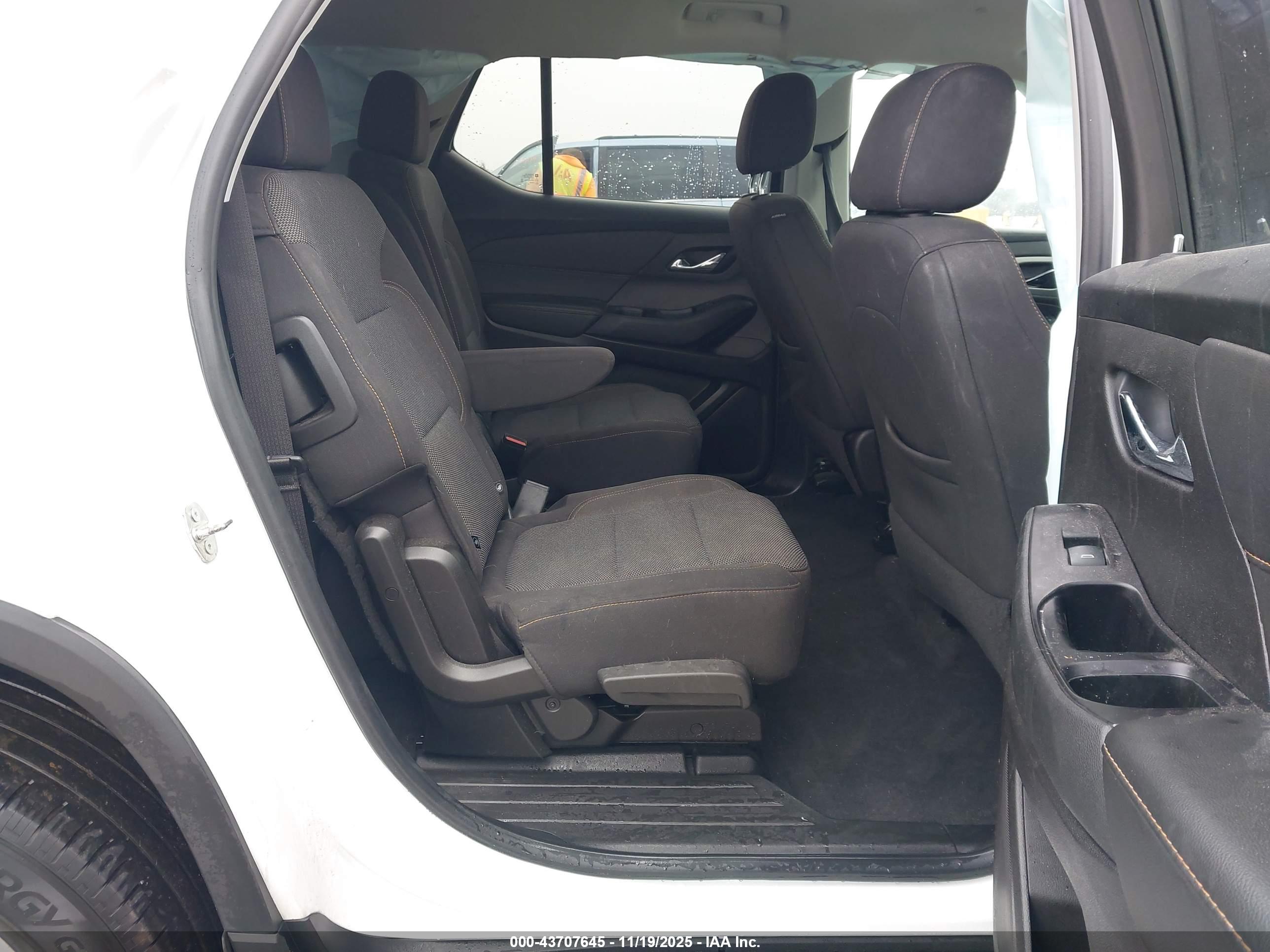 CHEVROLET TRAVERSE image 8