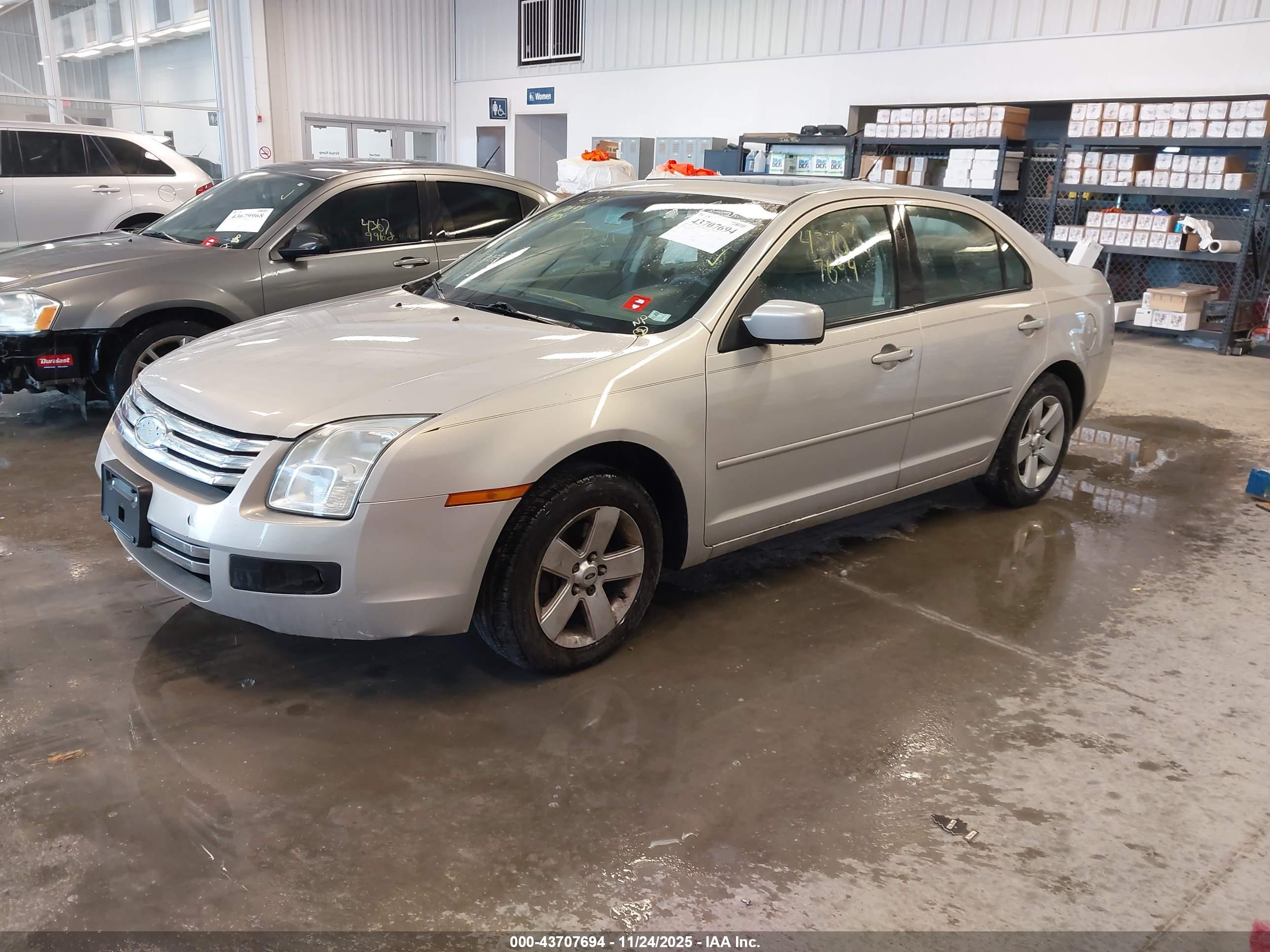 FORD FUSION image 2