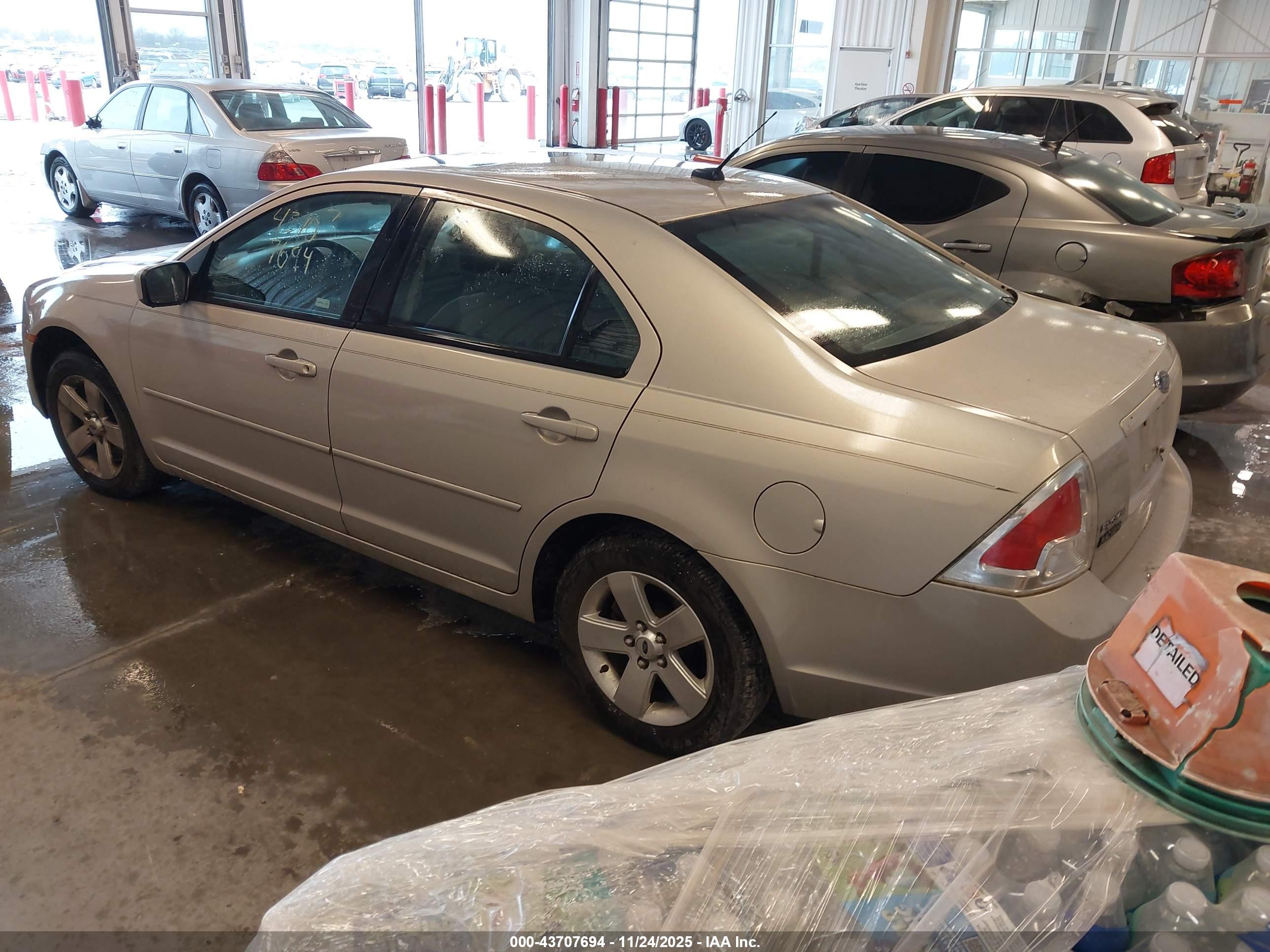 FORD FUSION image 3