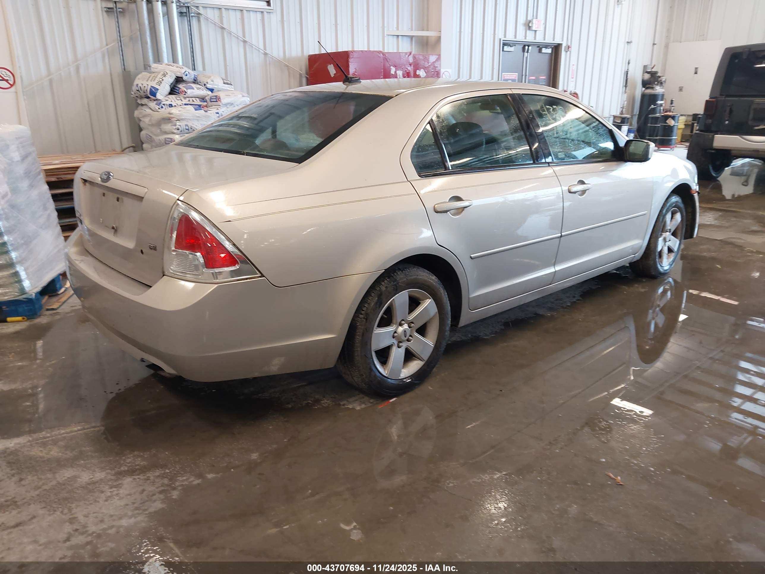FORD FUSION image 4