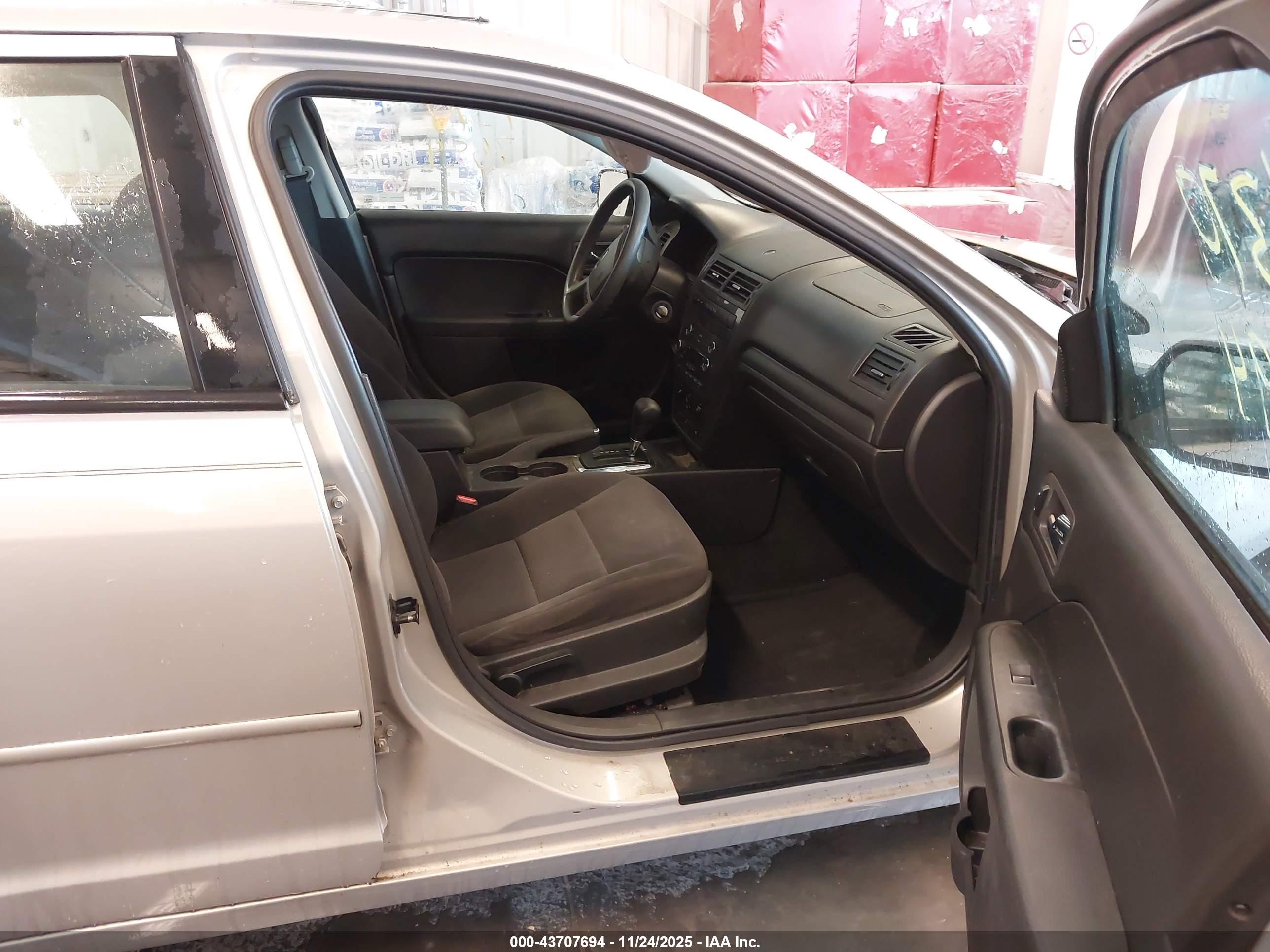 FORD FUSION image 5
