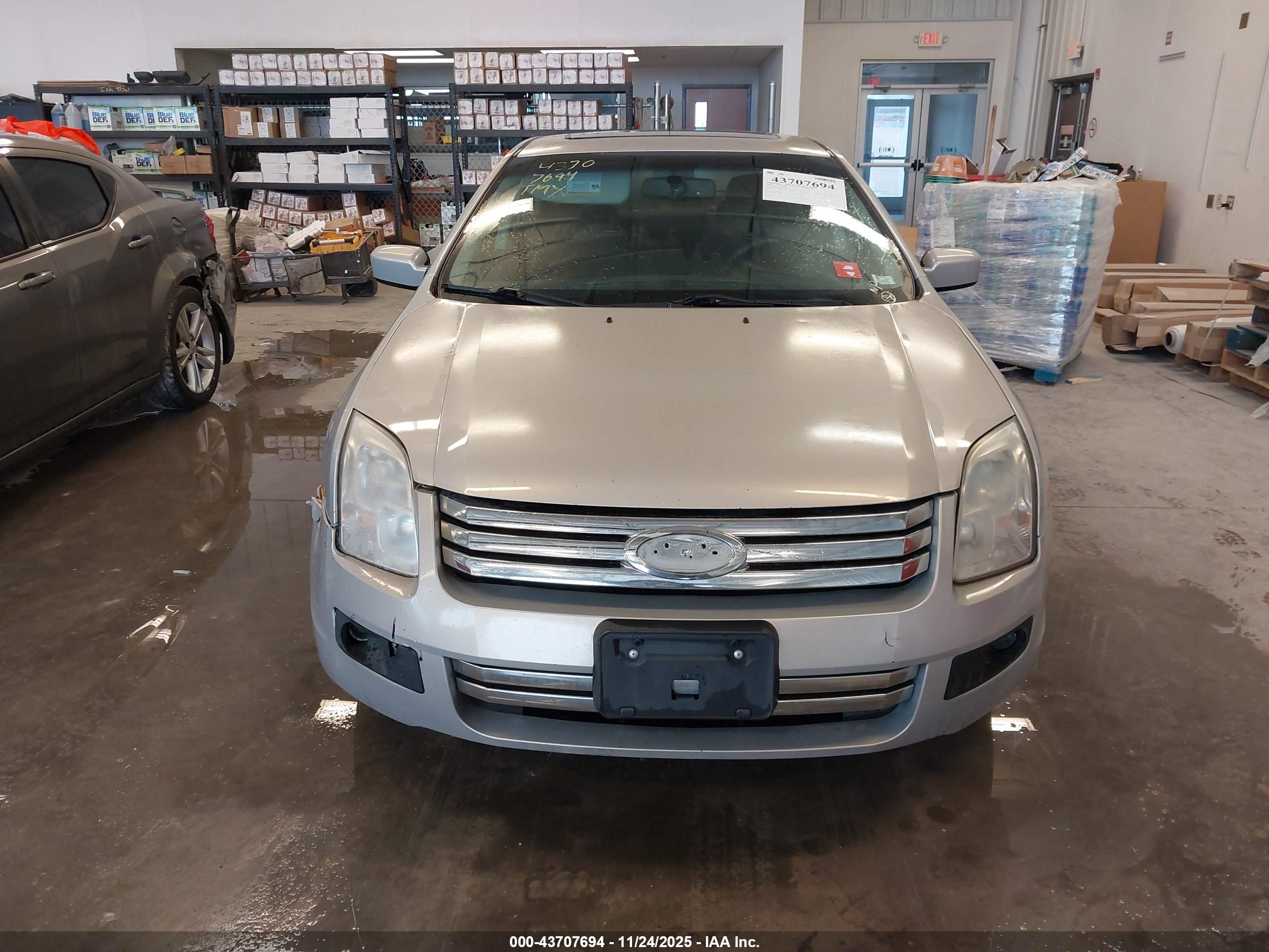 FORD FUSION image 6