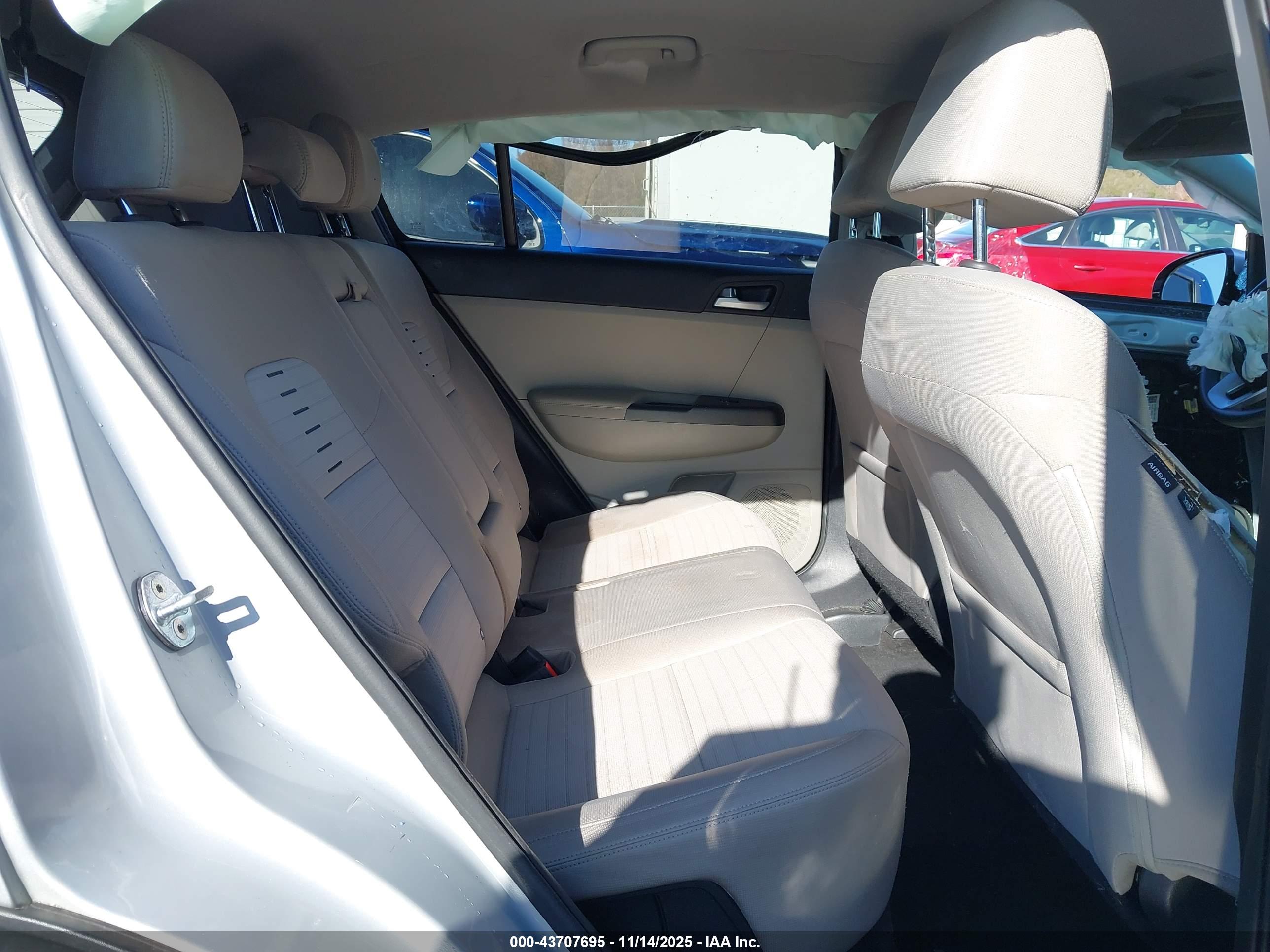 KIA SPORTAGE image 8