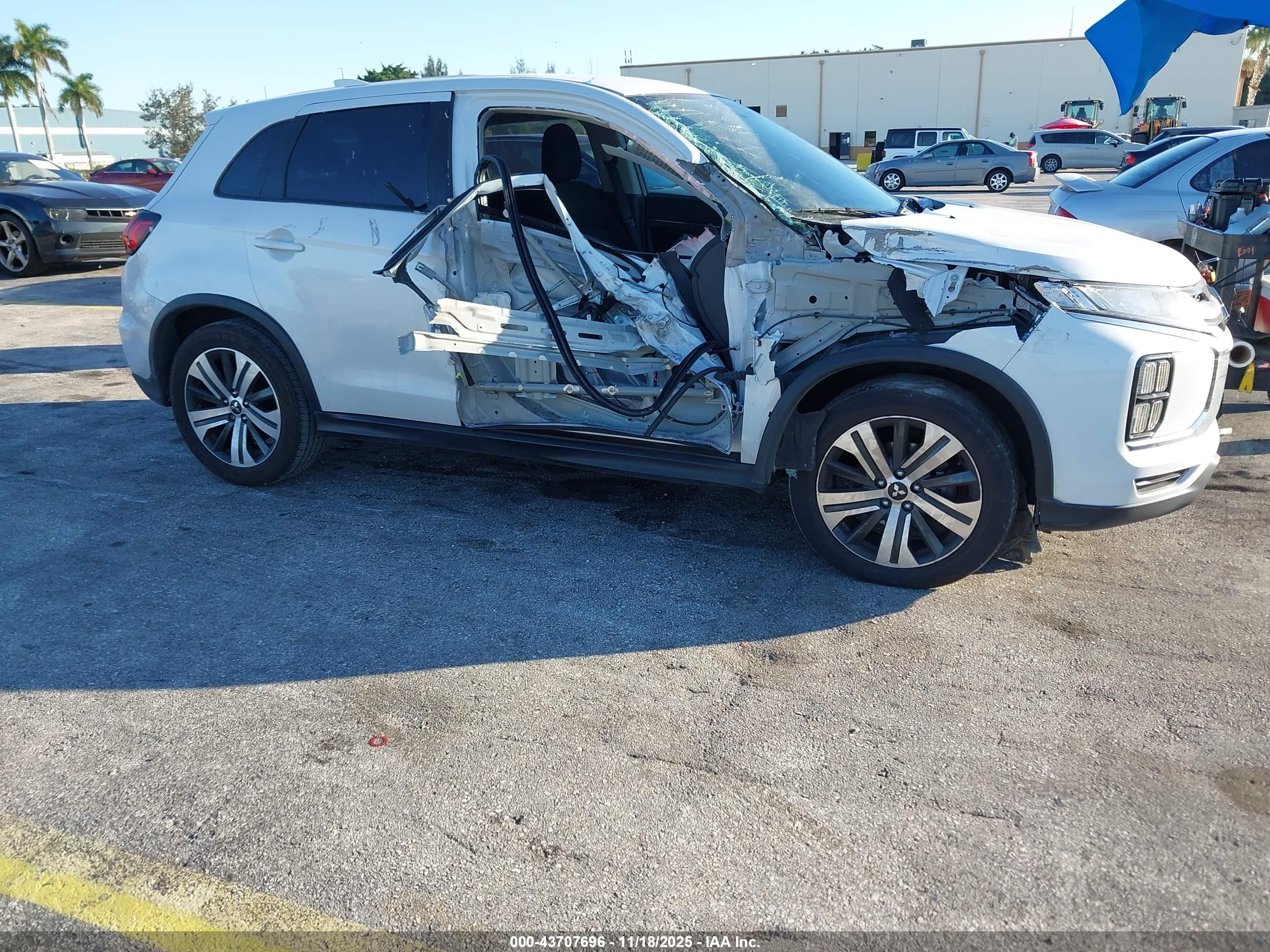 MITSUBISHI OUTLANDER image 6