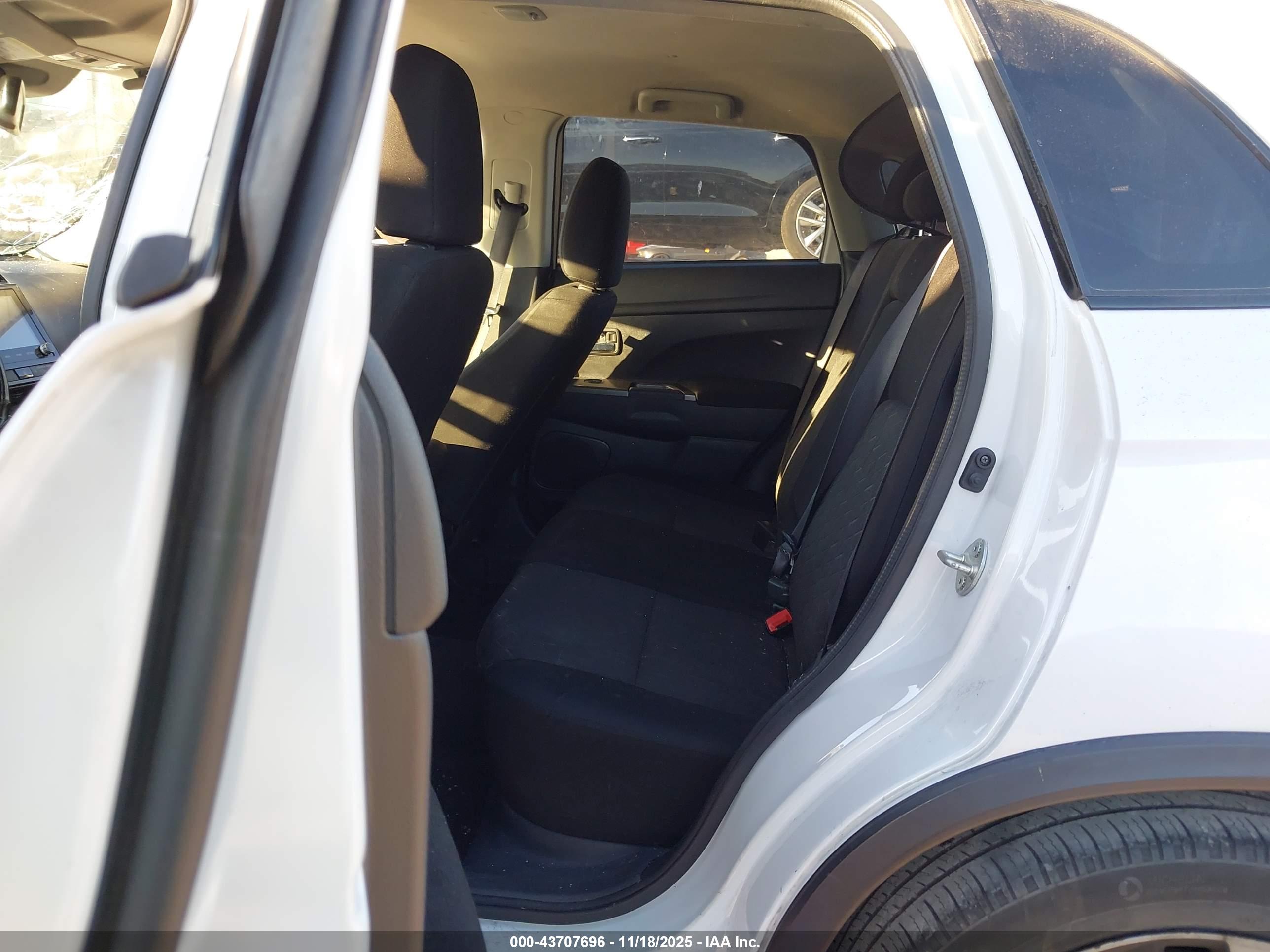MITSUBISHI OUTLANDER image 8