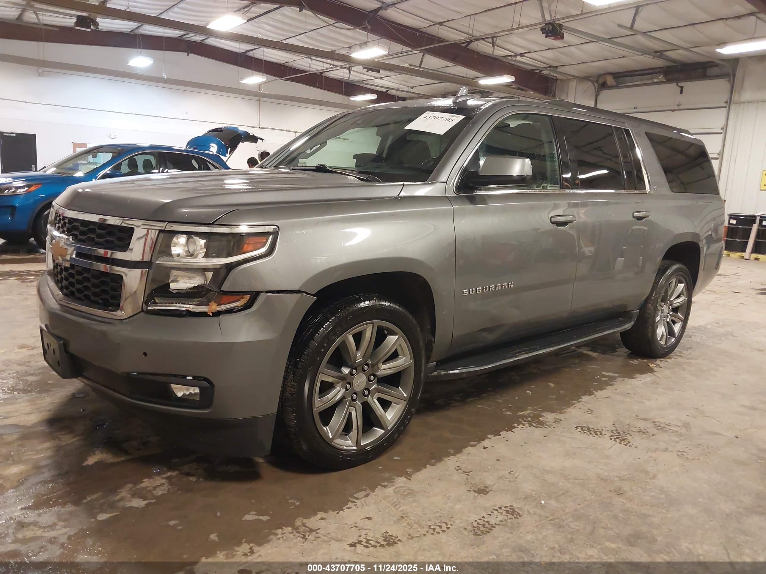 CHEVROLET SUBURBAN image 2