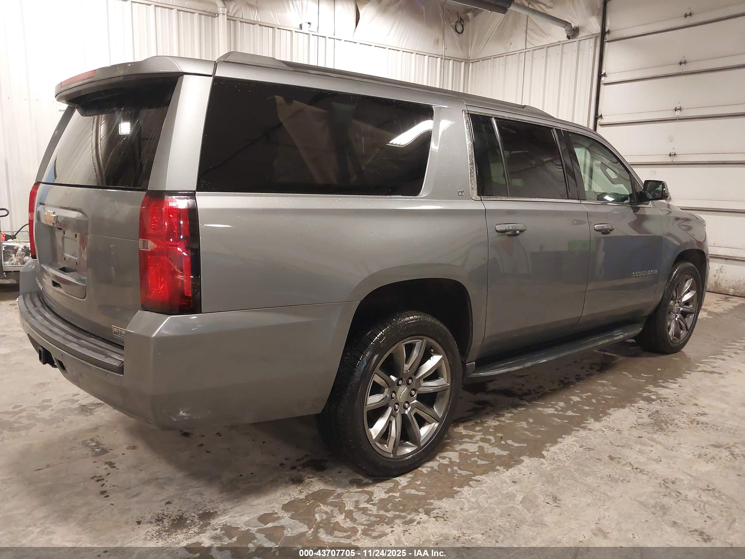 CHEVROLET SUBURBAN image 4