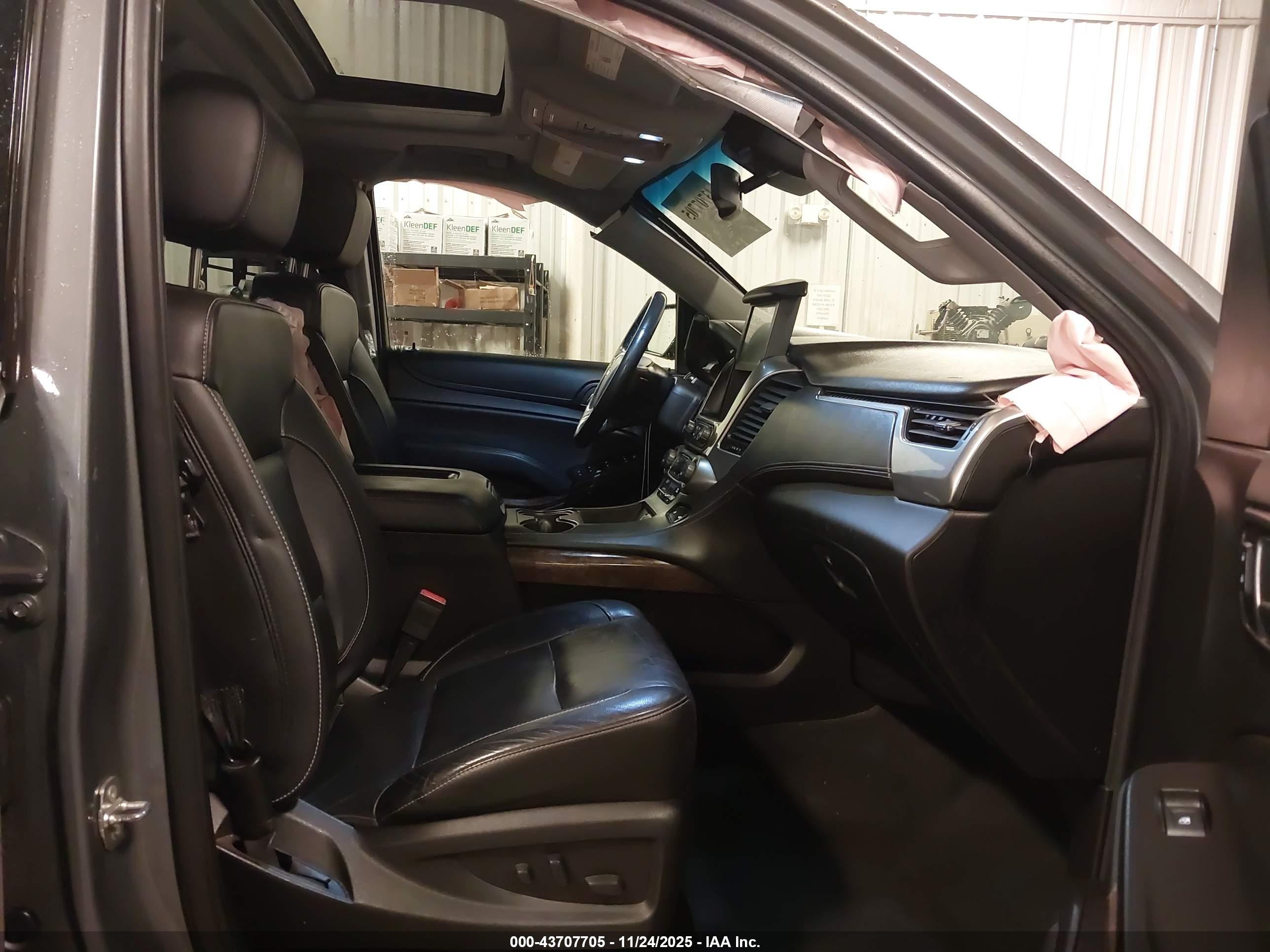 CHEVROLET SUBURBAN image 5