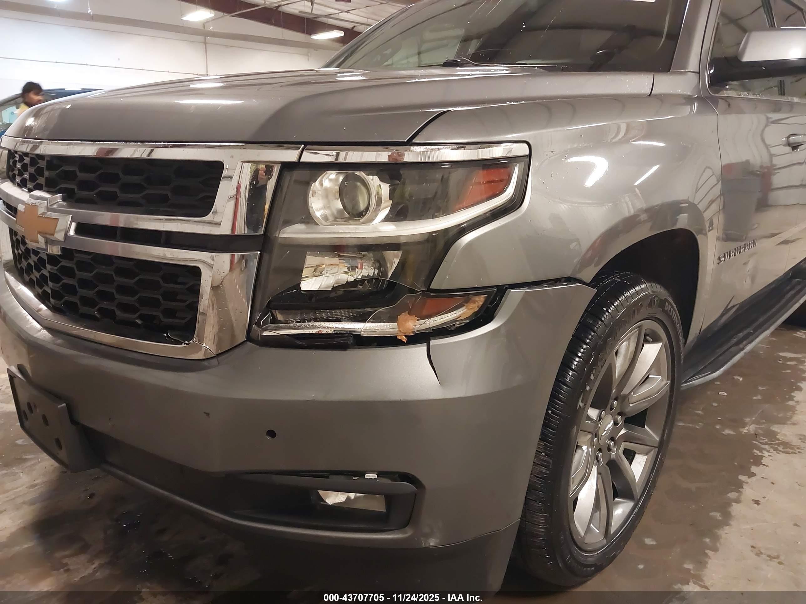 CHEVROLET SUBURBAN image 6