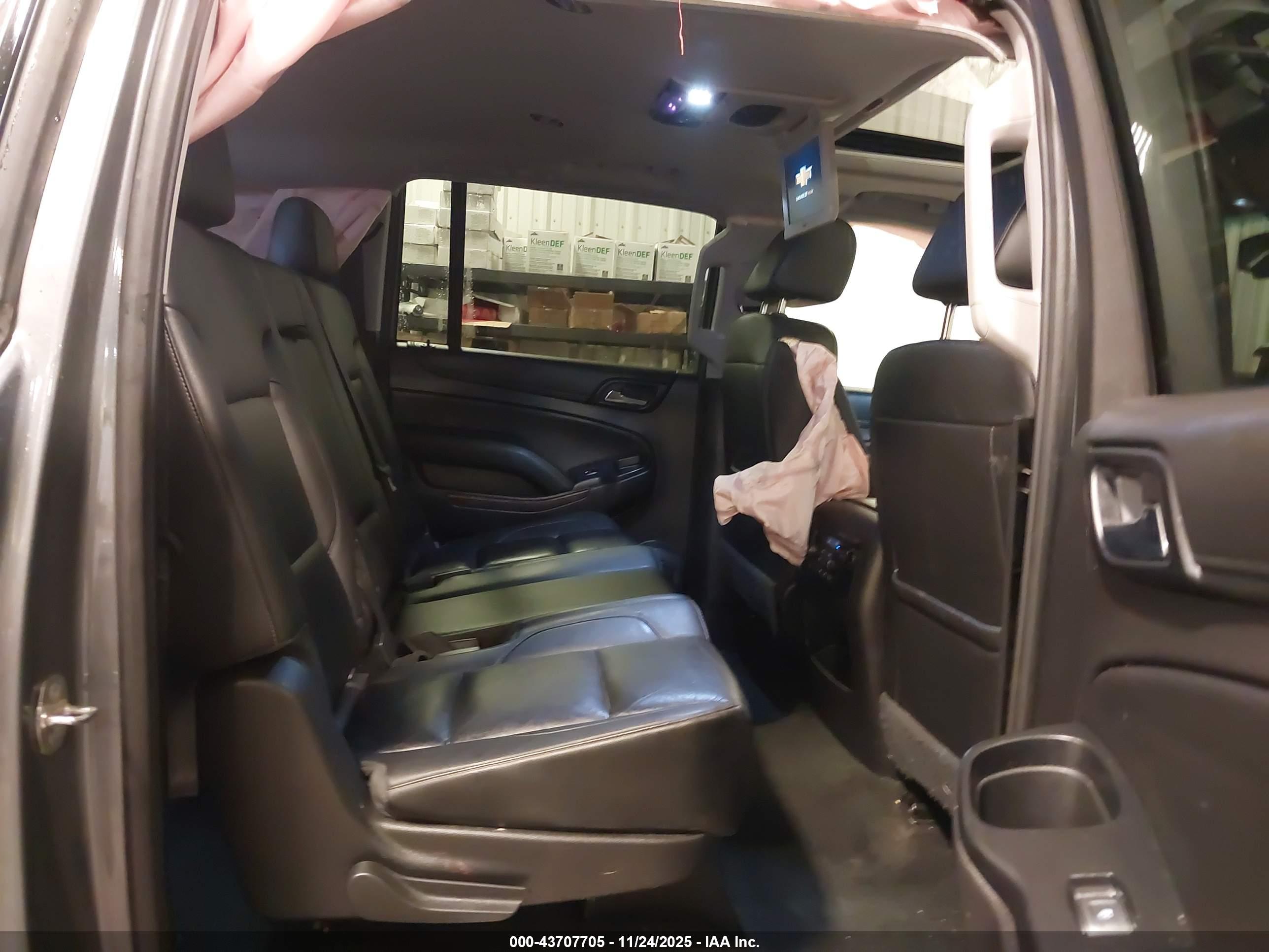 CHEVROLET SUBURBAN image 8