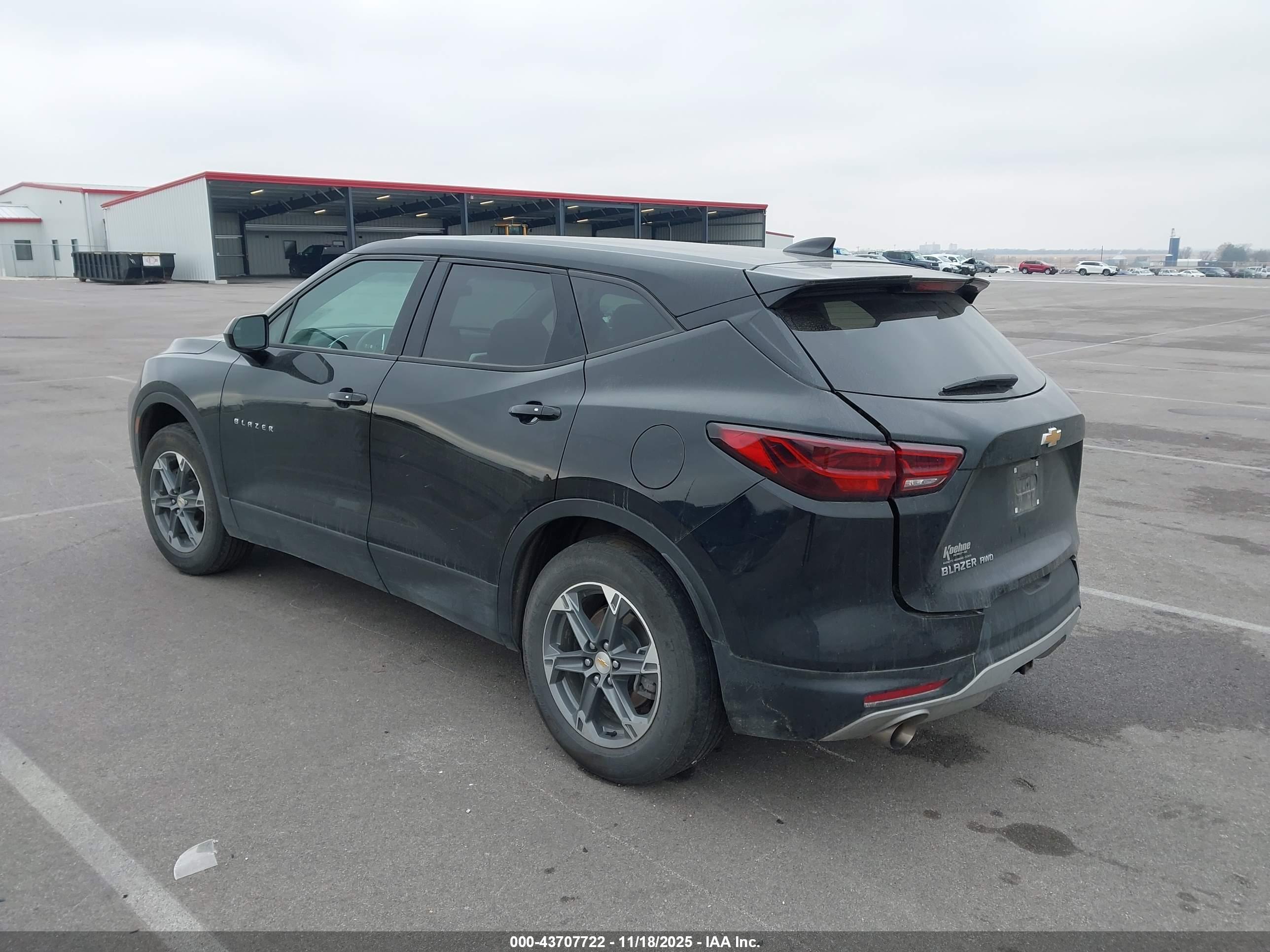 CHEVROLET BLAZER image 3