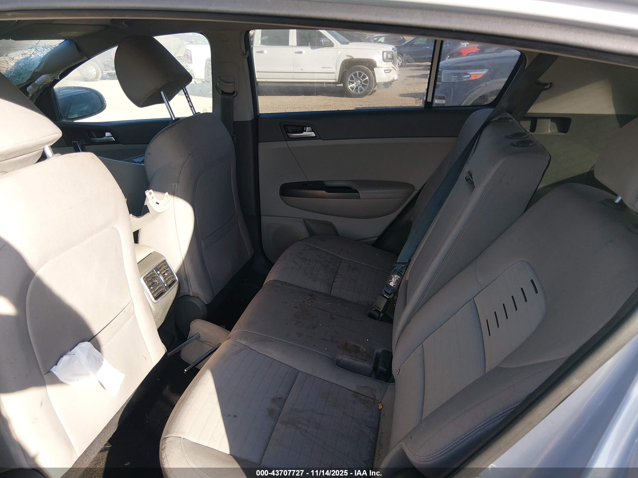 KIA SPORTAGE image 8