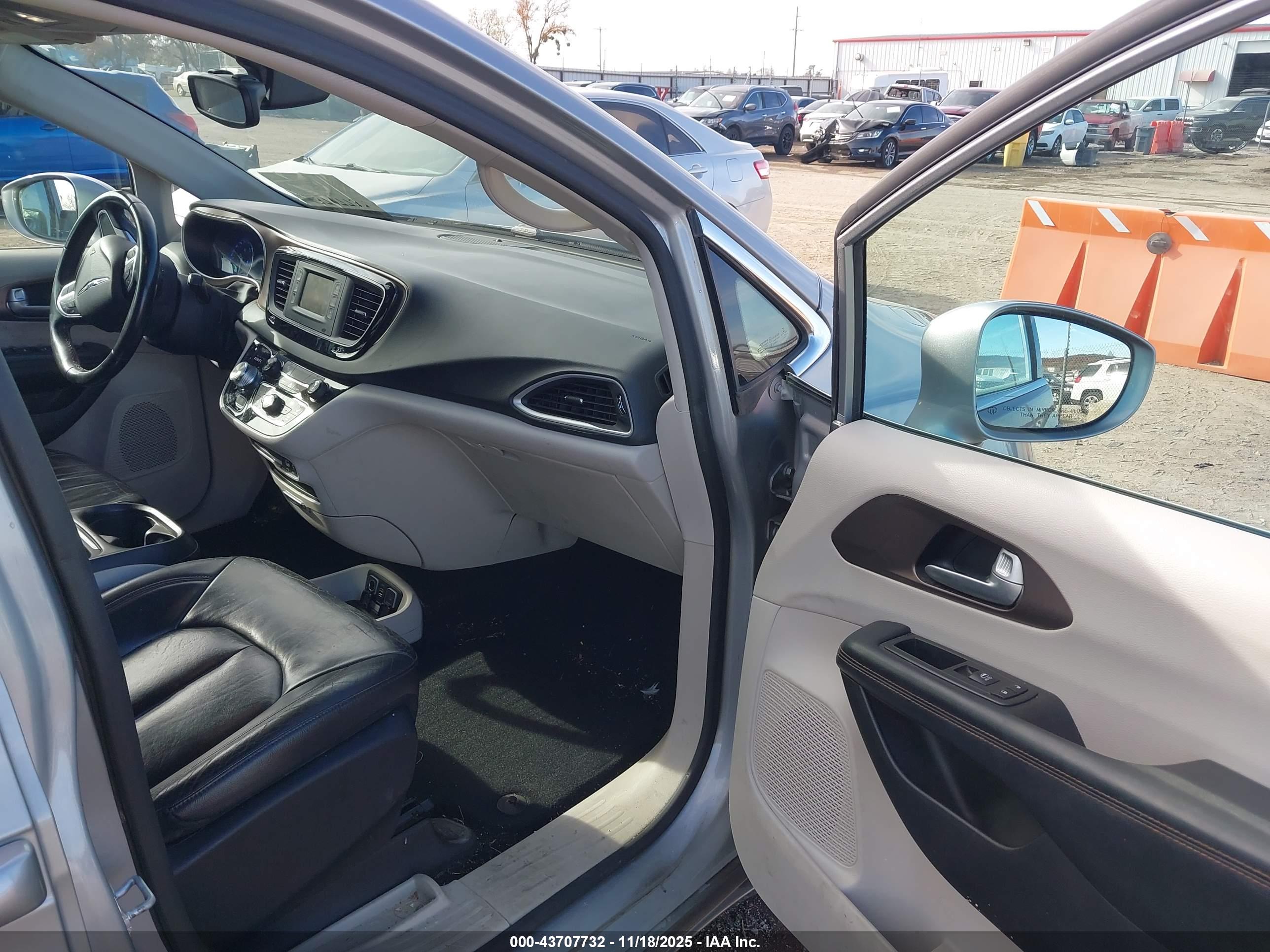 CHRYSLER PACIFICA image 5