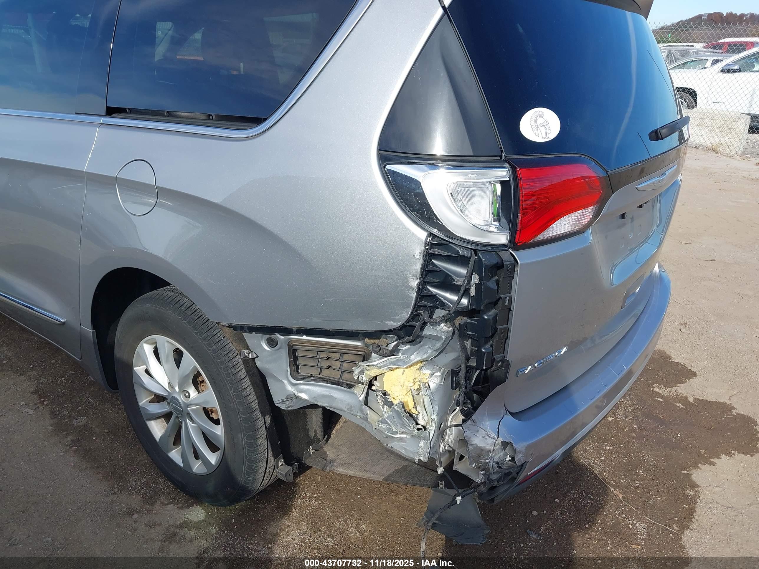 CHRYSLER PACIFICA image 6