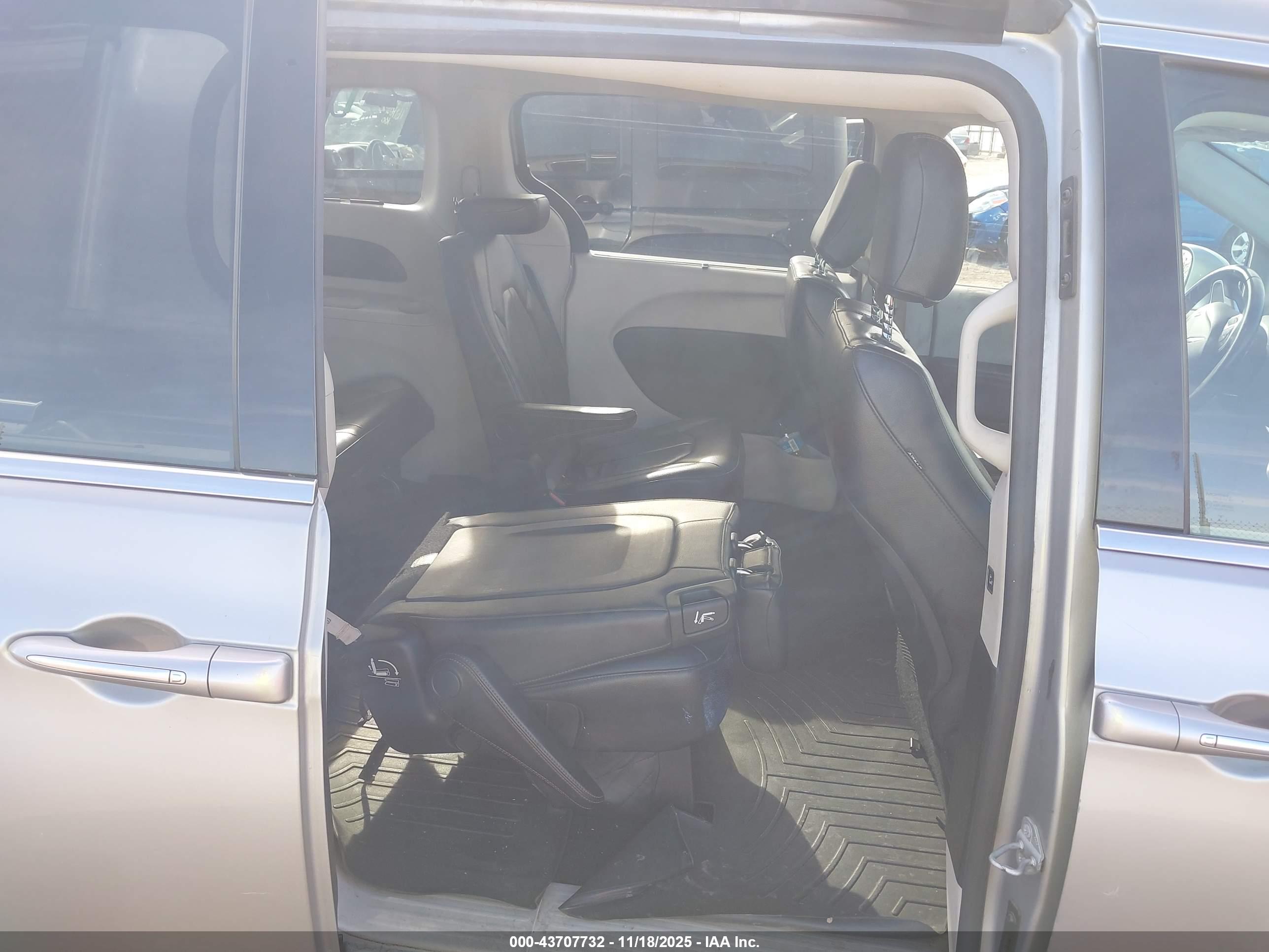 CHRYSLER PACIFICA image 8