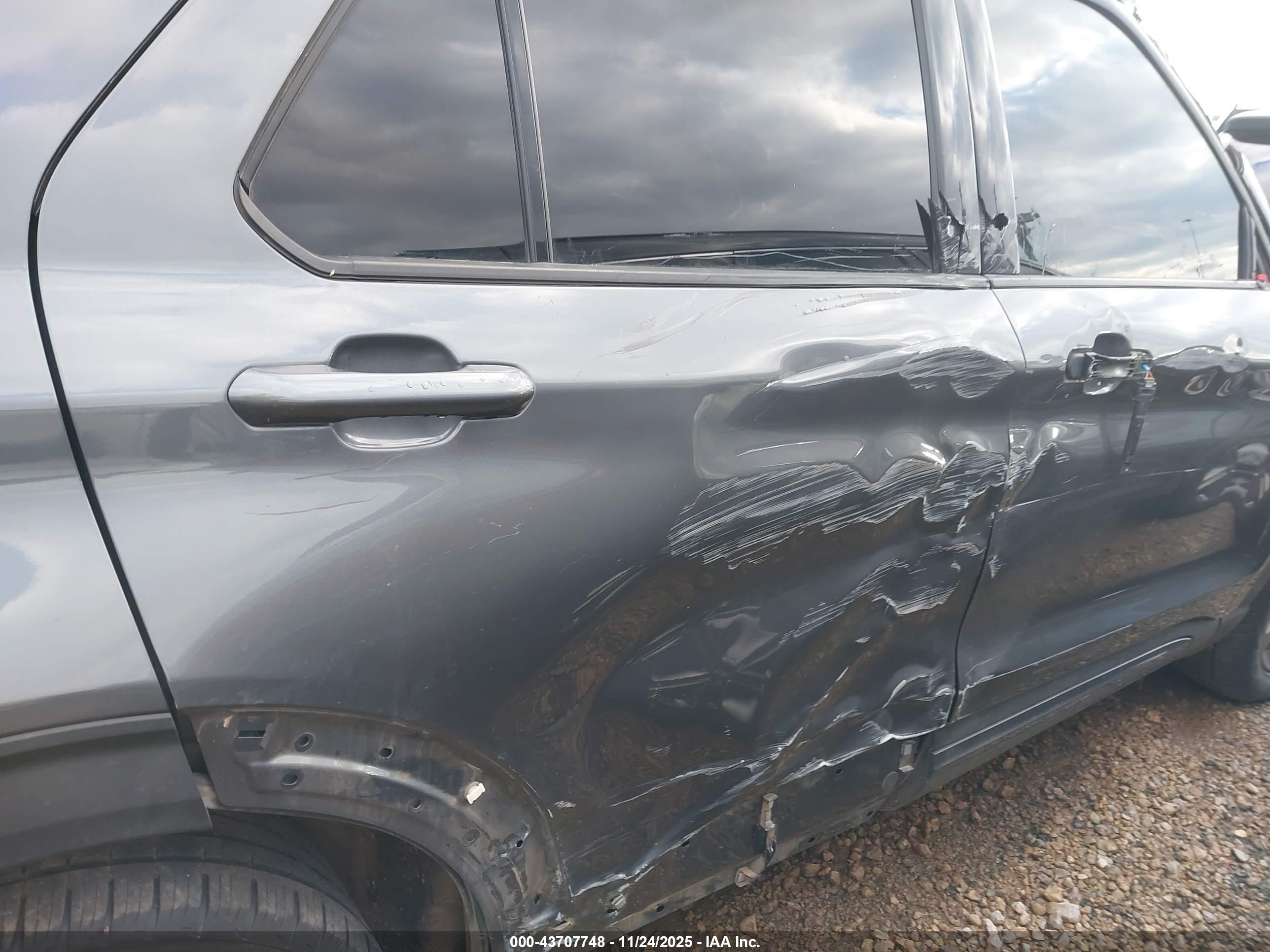 FORD EXPLORER image 6