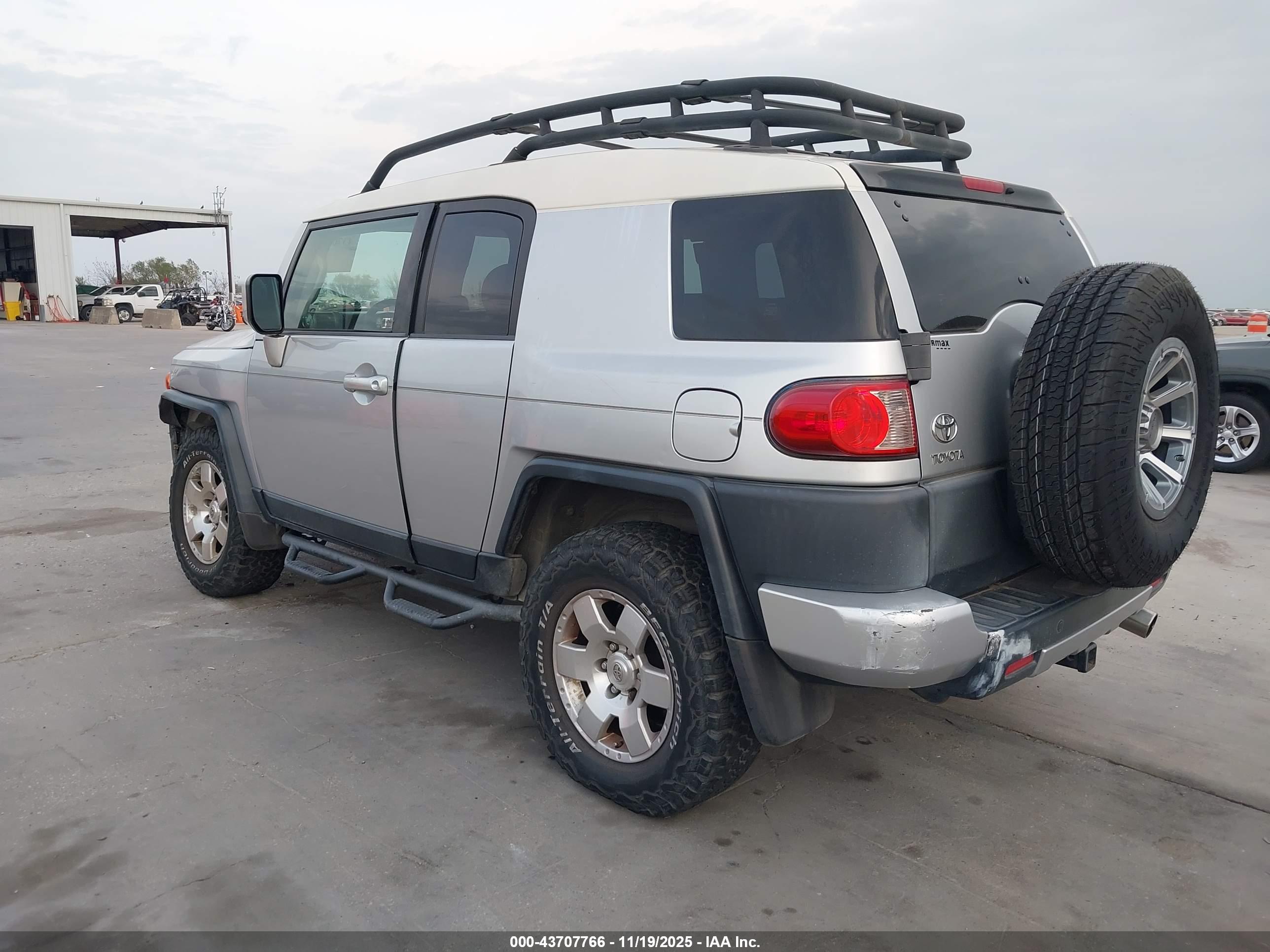 TOYOTA FJ image 3