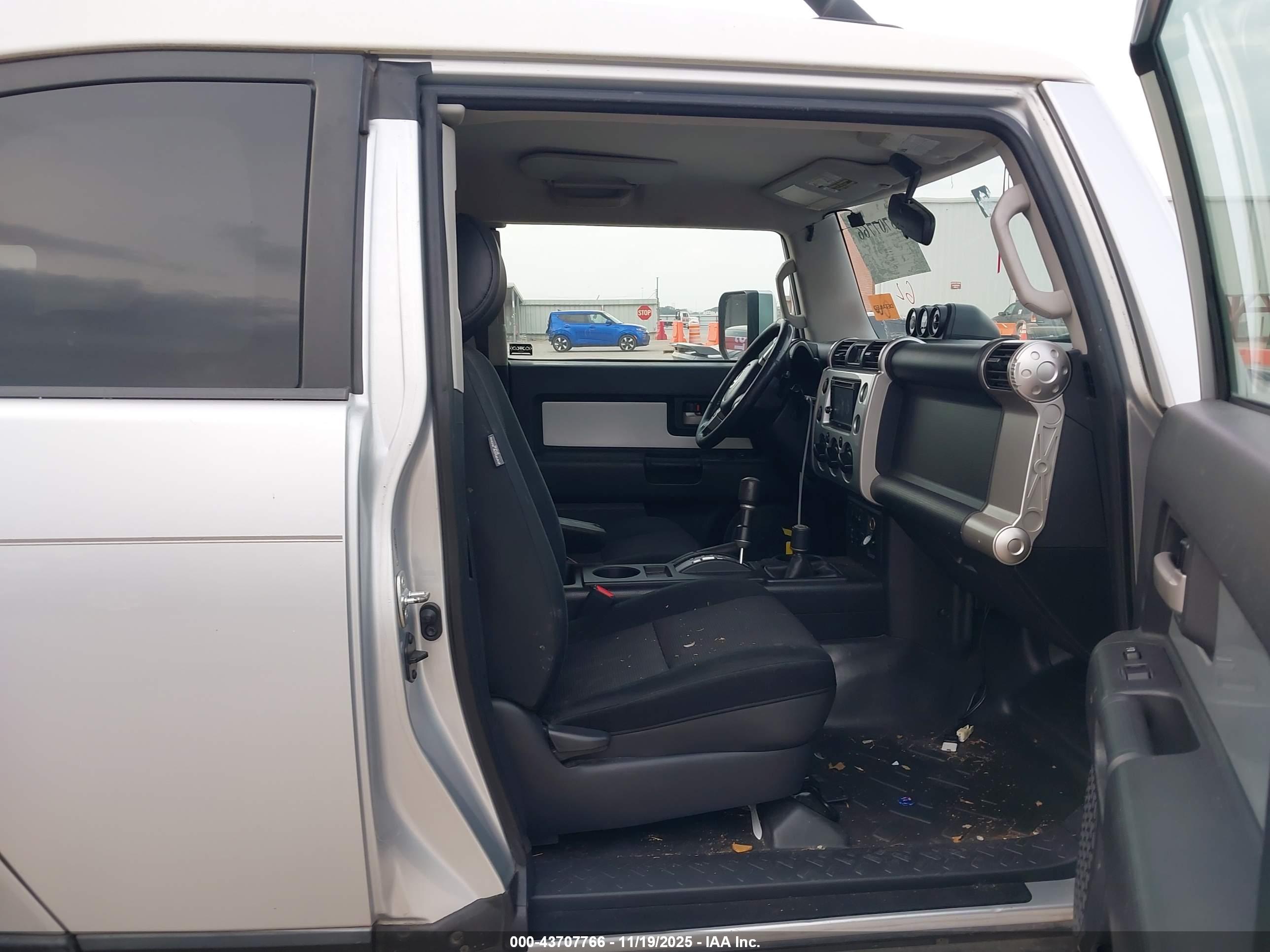 TOYOTA FJ image 5