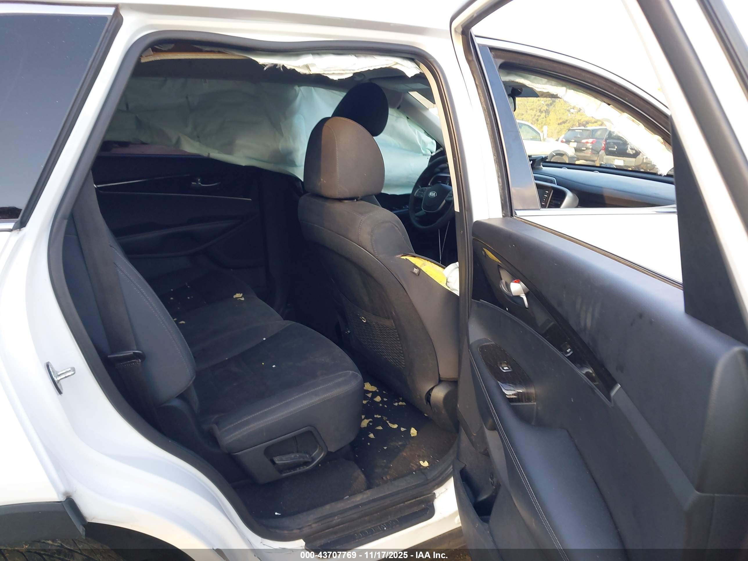 KIA SORENTO image 8