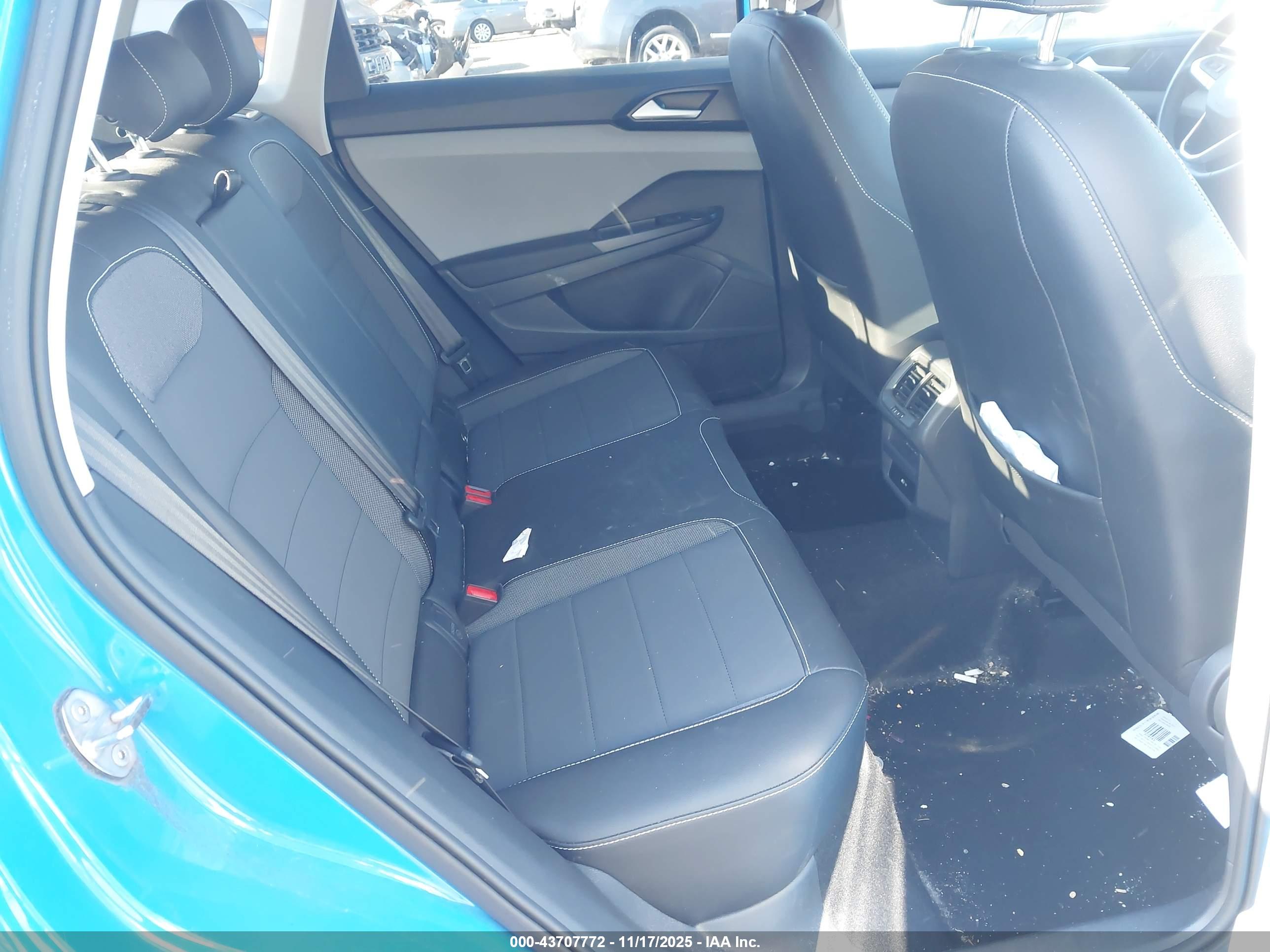 VOLKSWAGEN TAOS image 8